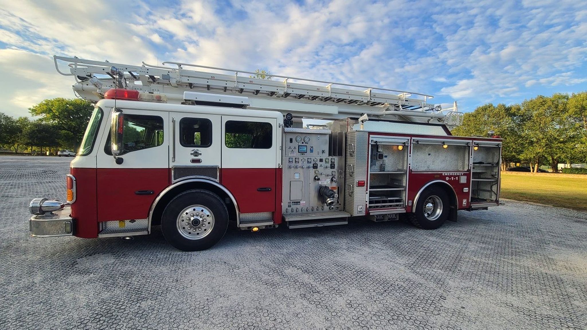 2005 American LaFrance 65’ Telesquirt - image 2