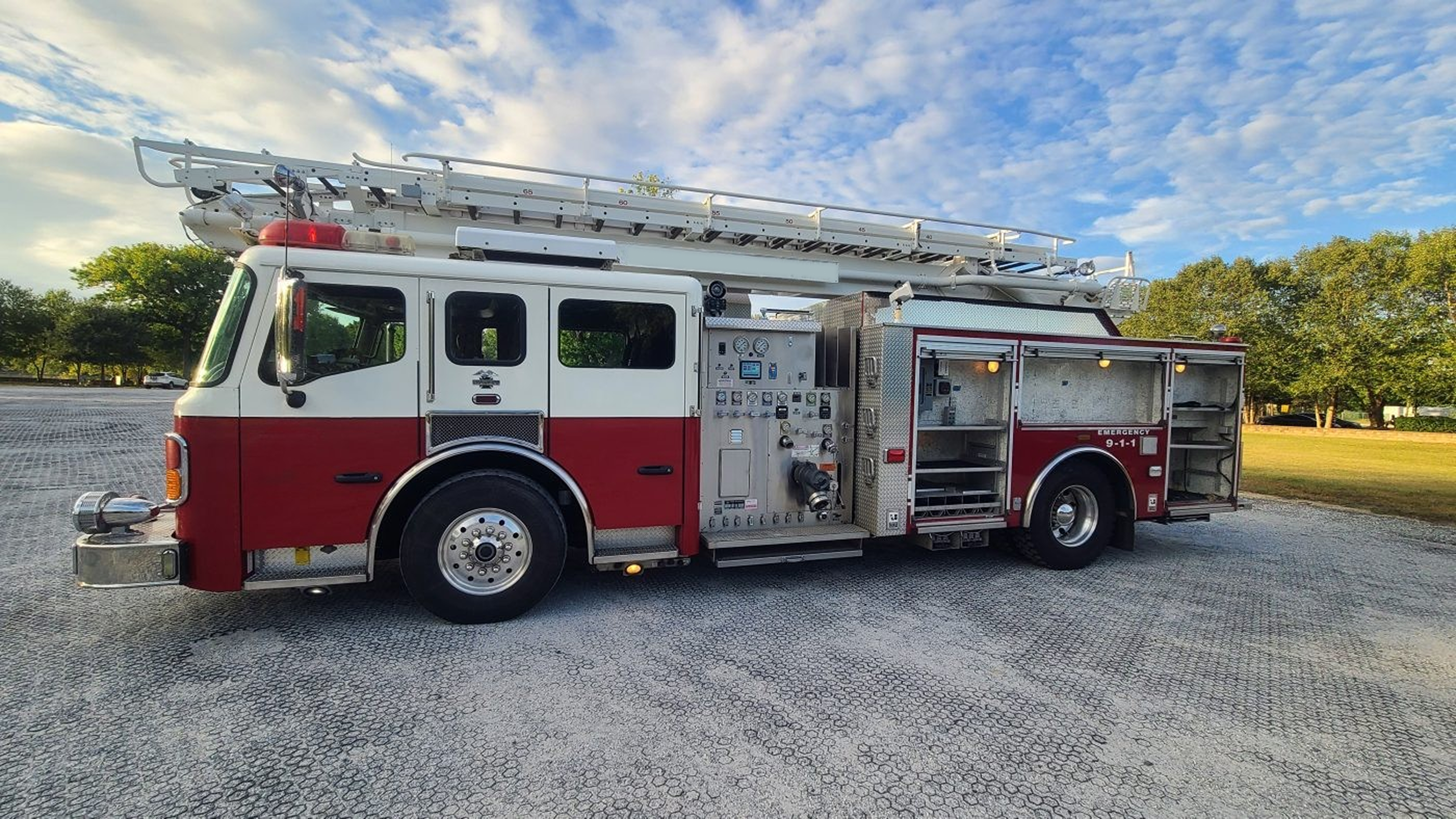 2005 American LaFrance 65’ Telesquirt - image 2