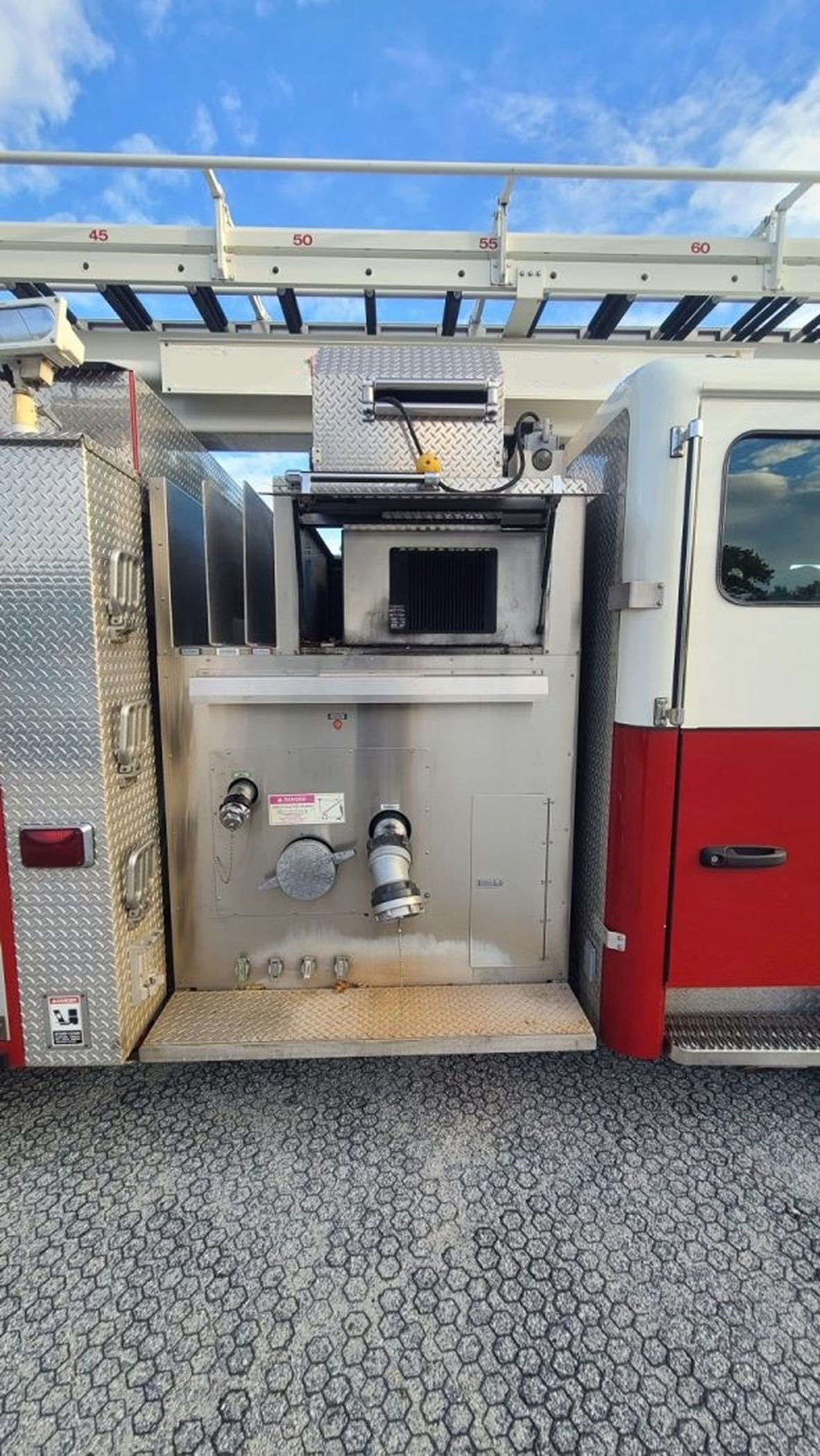 2005 American LaFrance 65’ Telesquirt - image 3