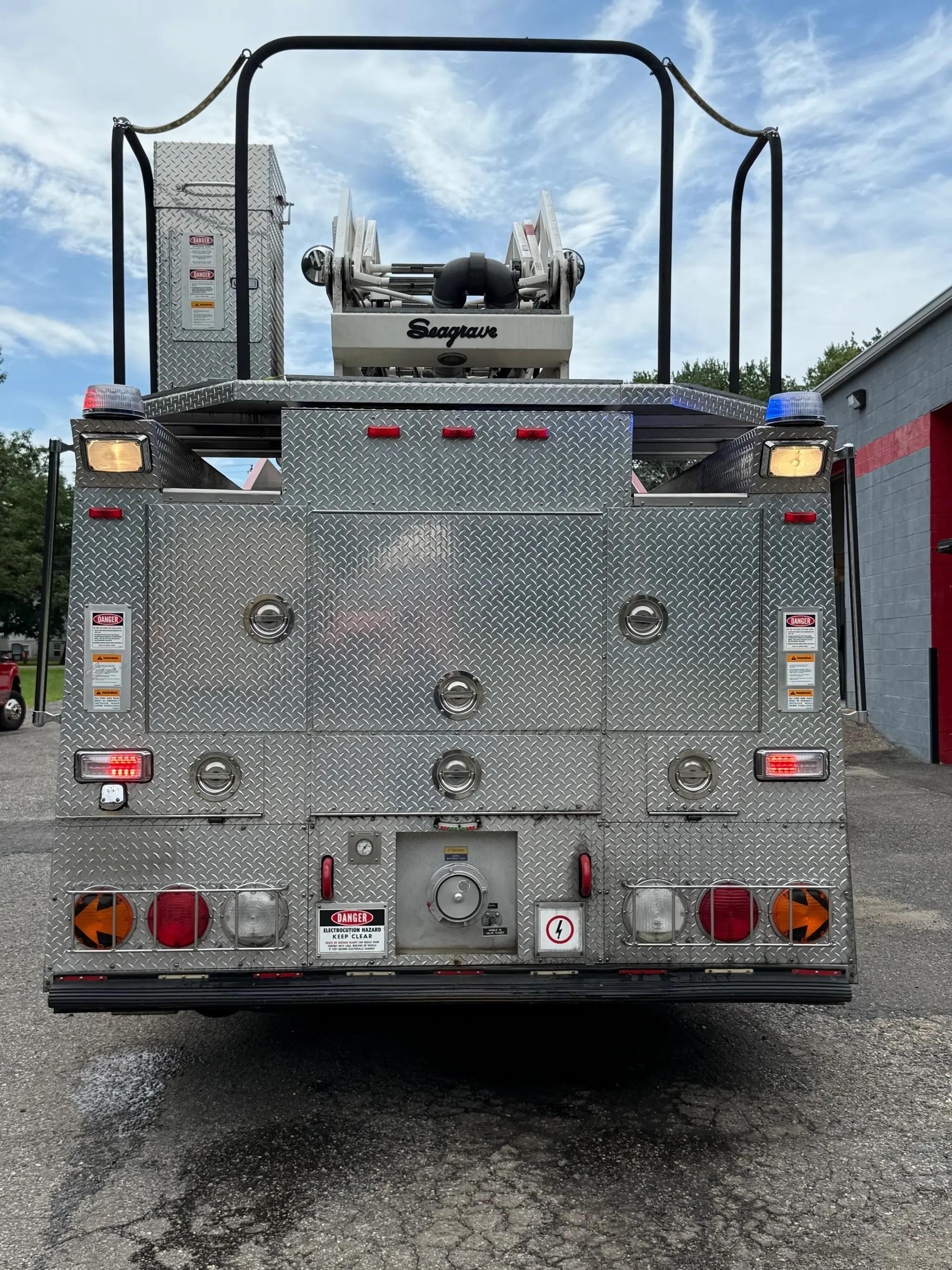 2000 Seagrave 75' Quint 1500/500 - image 3