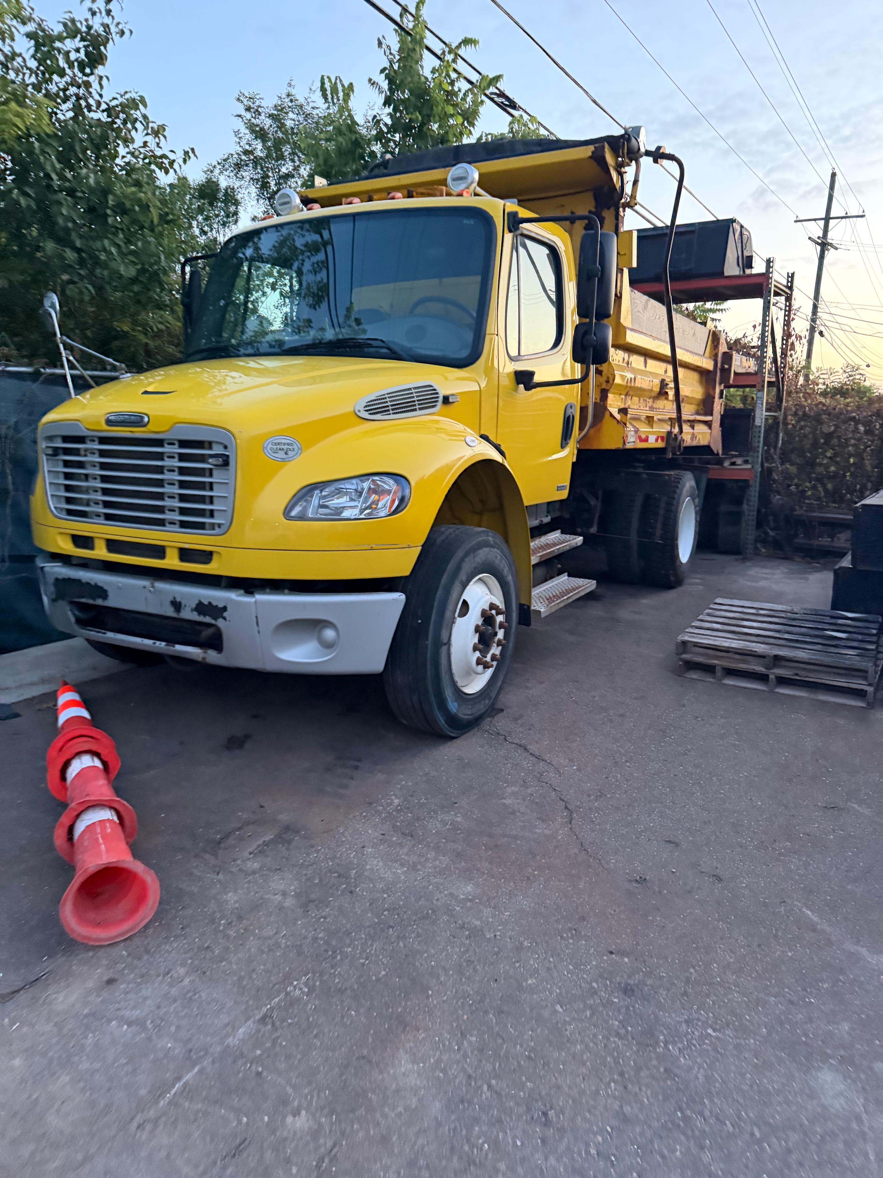 2009 Freightliner M2 Dump Truck - image 2