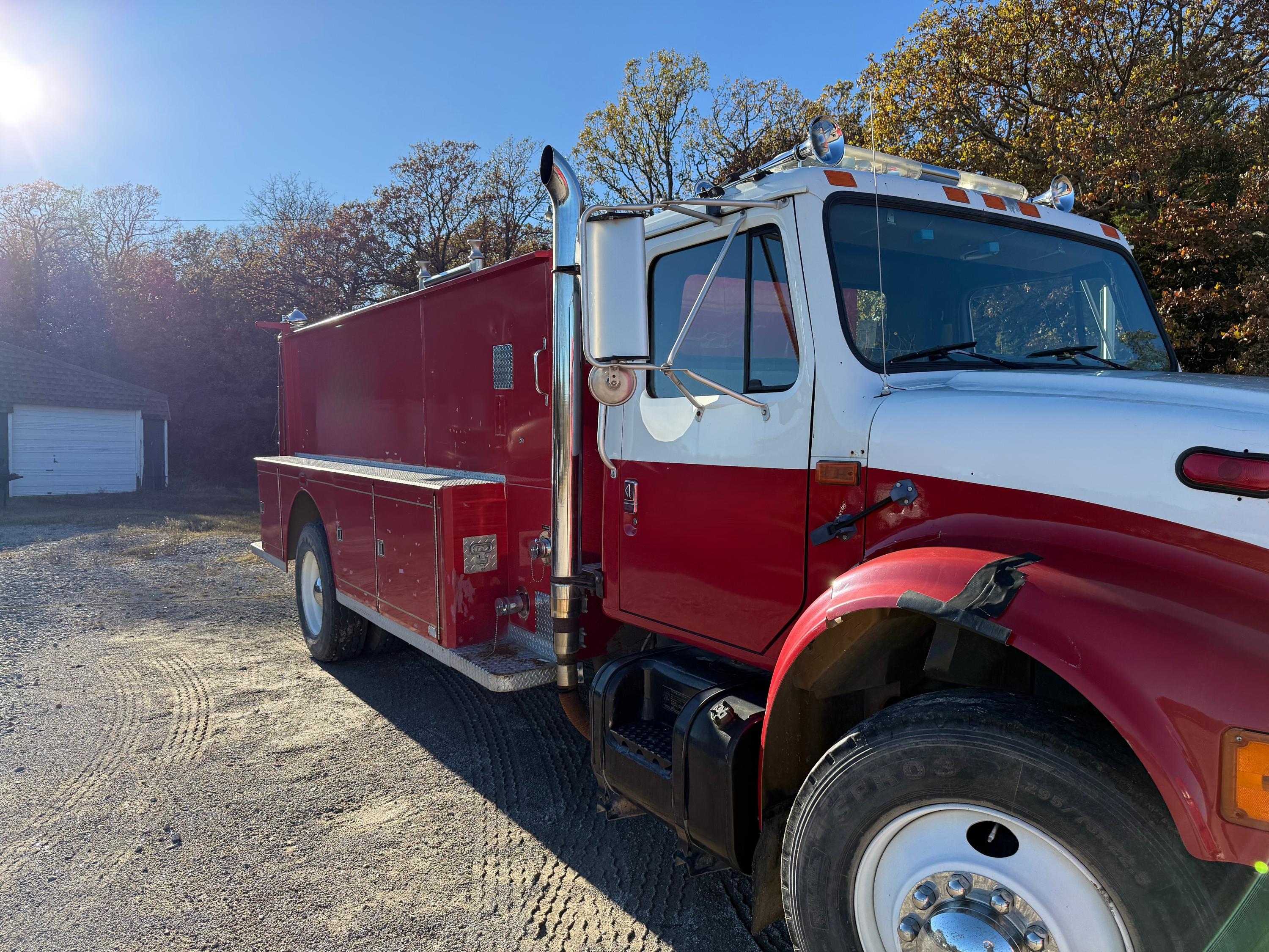 1993 International Dt 4200 Tanker - image 1