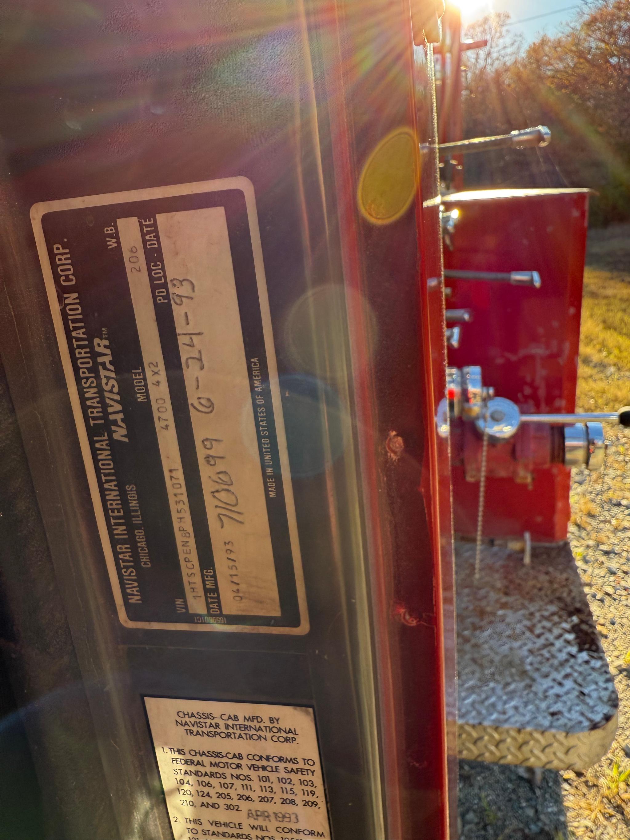 1993 International Dt 4200 Tanker - image 3