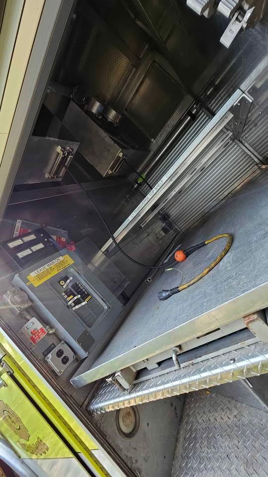 2000 Saulsbury E-One Heavy Rescue - image 13