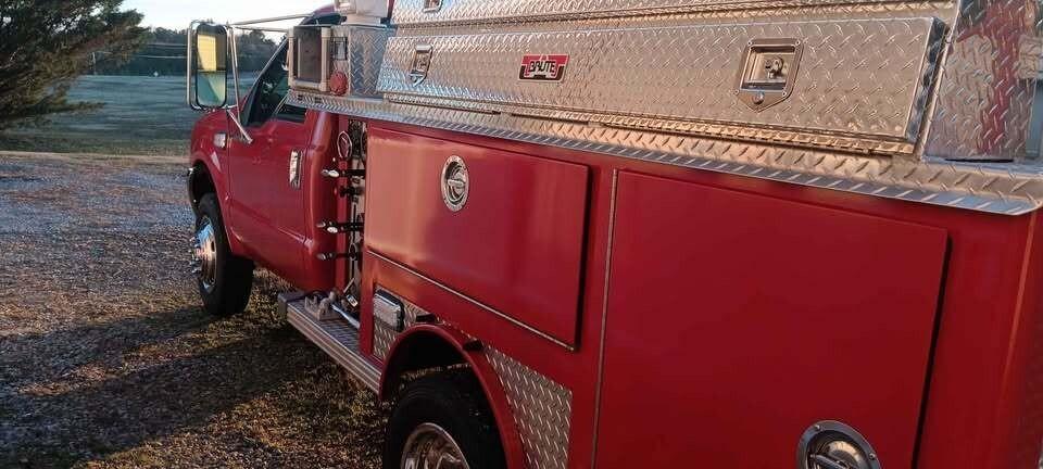 2001 Ford F-550 - image 2