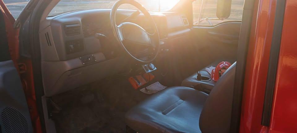 2001 Ford F-550 - image 4