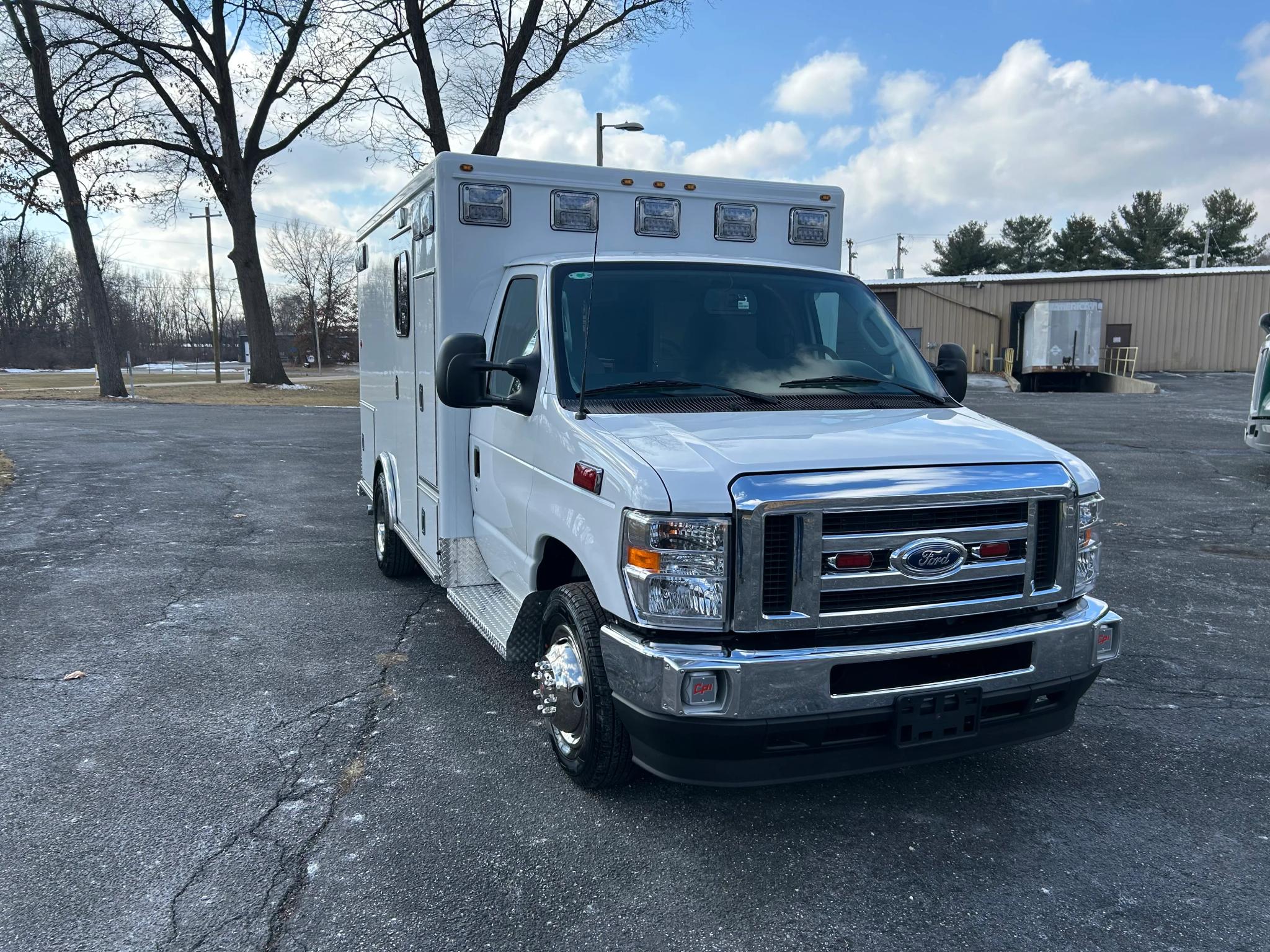 2024 FORD E-350 TYPE III Modular Remount Ambulance - image 4