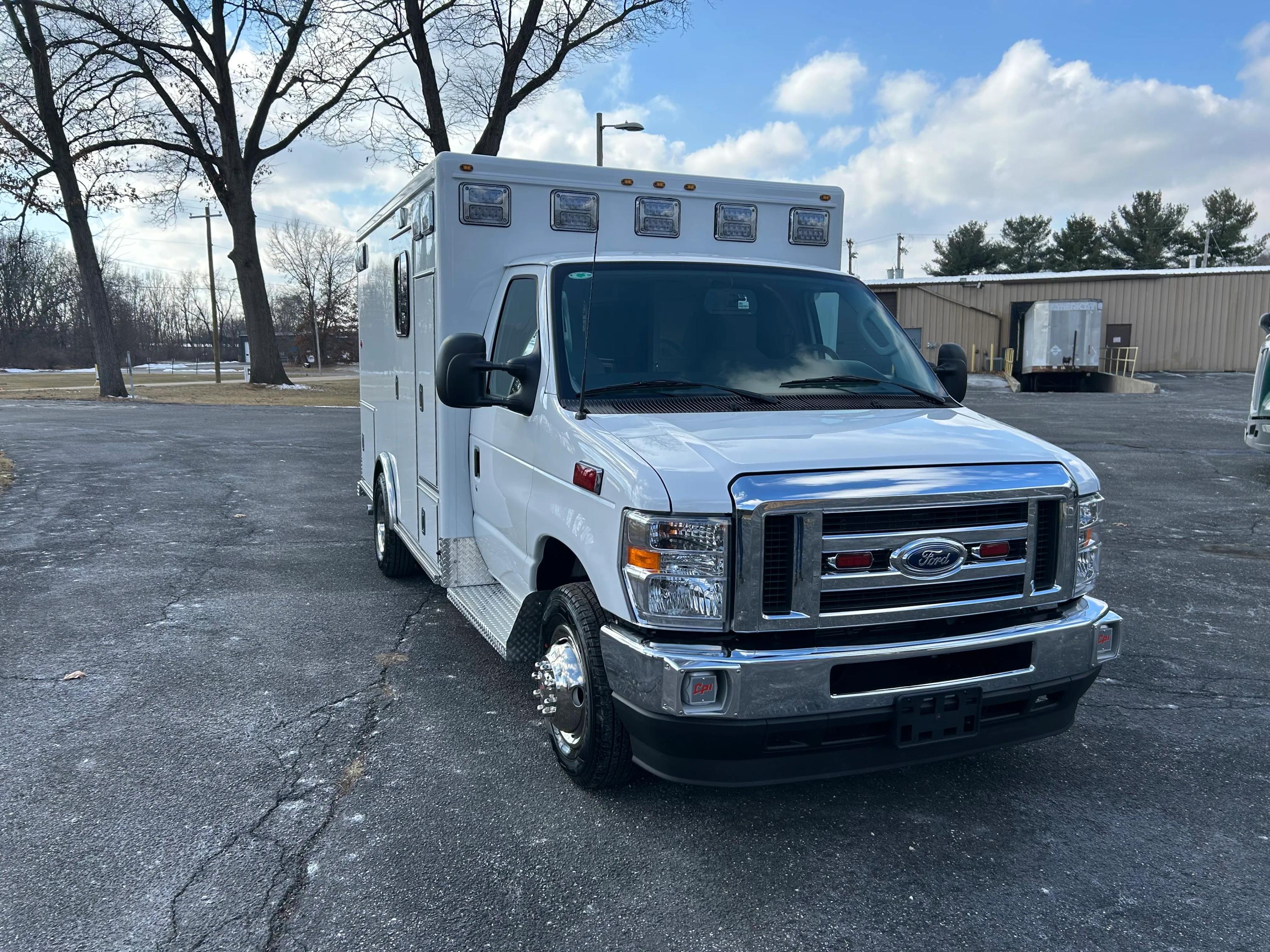 2024 FORD E-350 TYPE III Modular Remount Ambulance - image 4