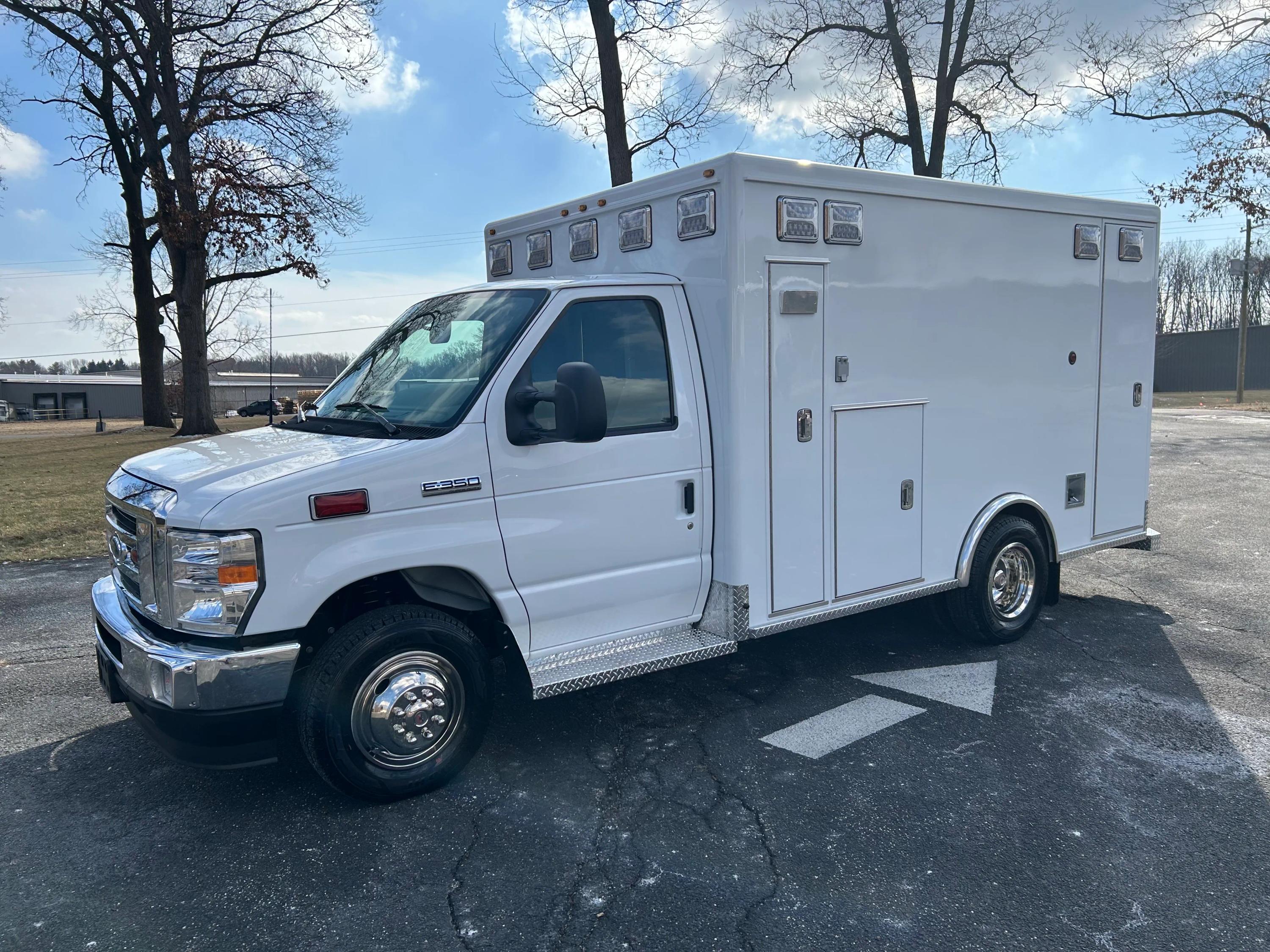 2024 FORD E-350 TYPE III Modular Remount Ambulance - image 5