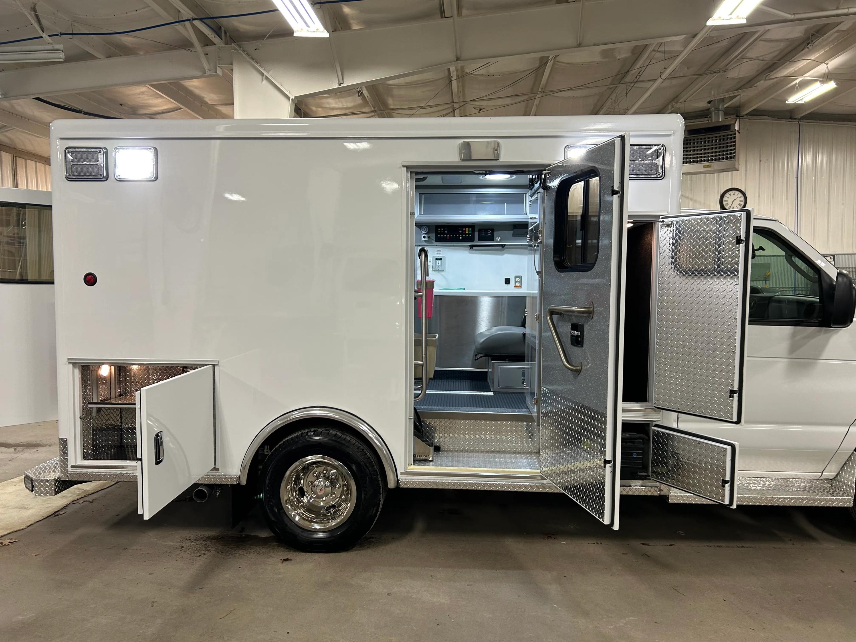 2024 FORD E-350 TYPE III Modular Remount Ambulance - image 11