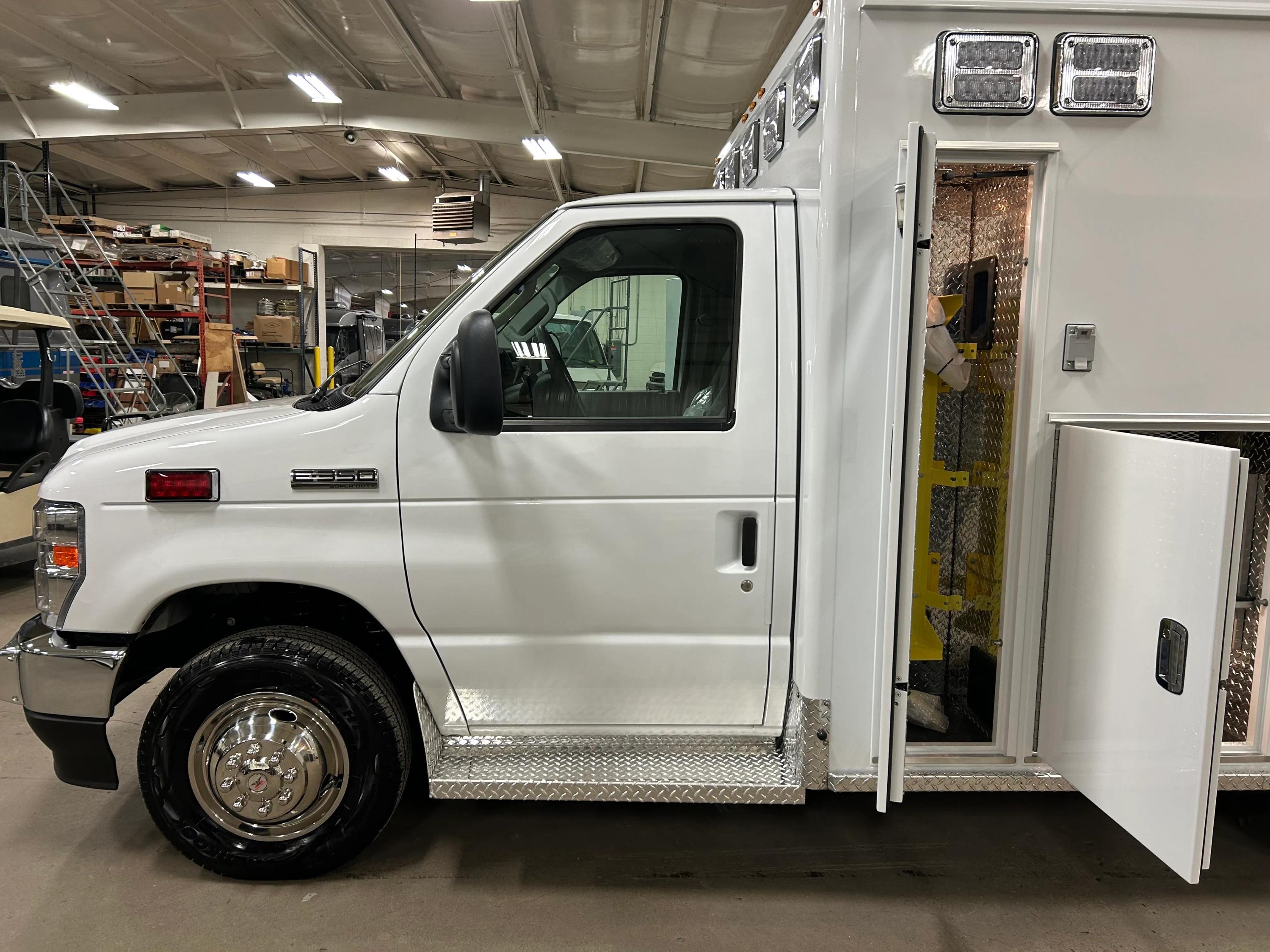 2024 FORD E-350 TYPE III Modular Remount Ambulance - image 9