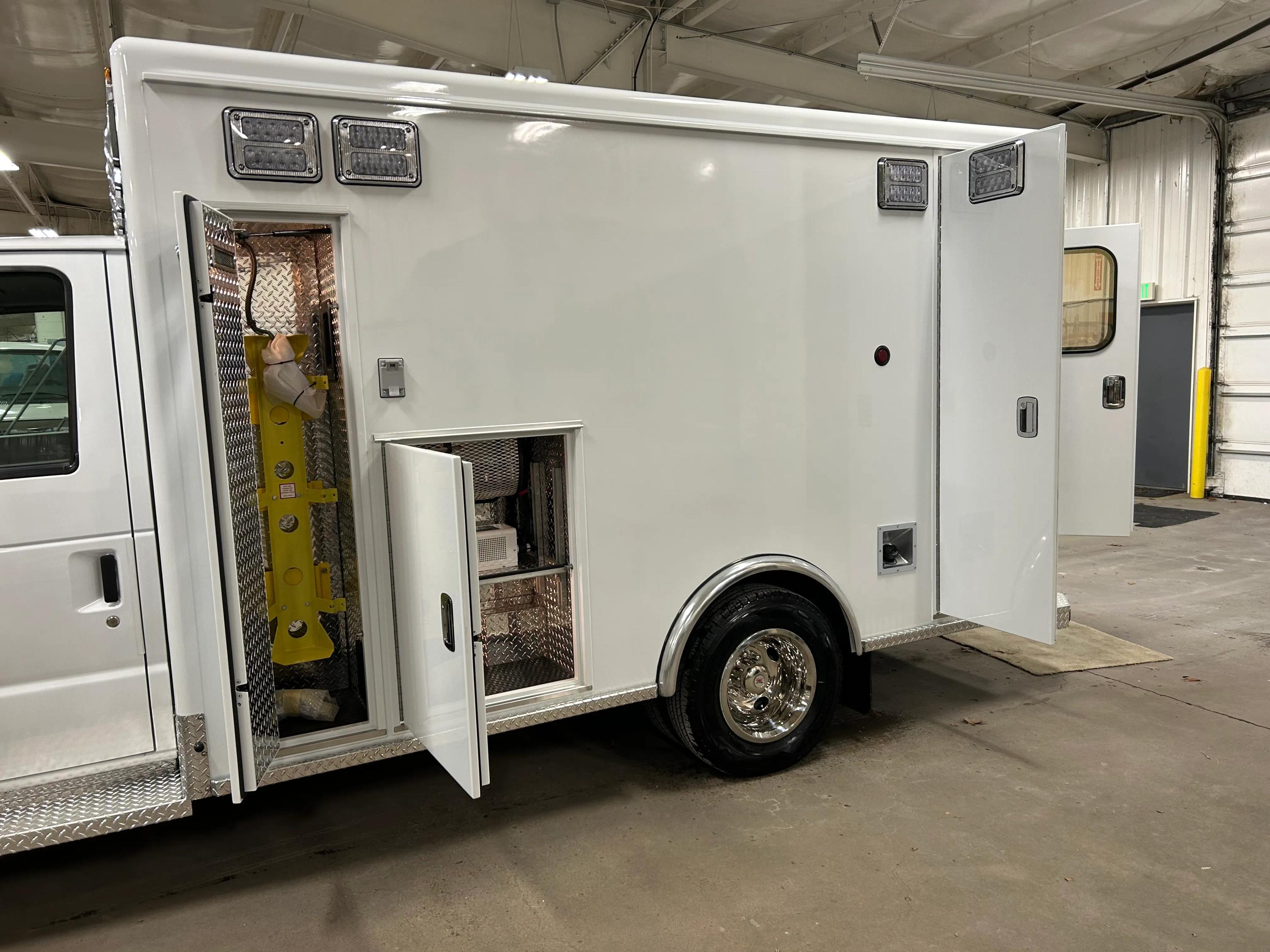 2024 FORD E-350 TYPE III Modular Remount Ambulance - image 10