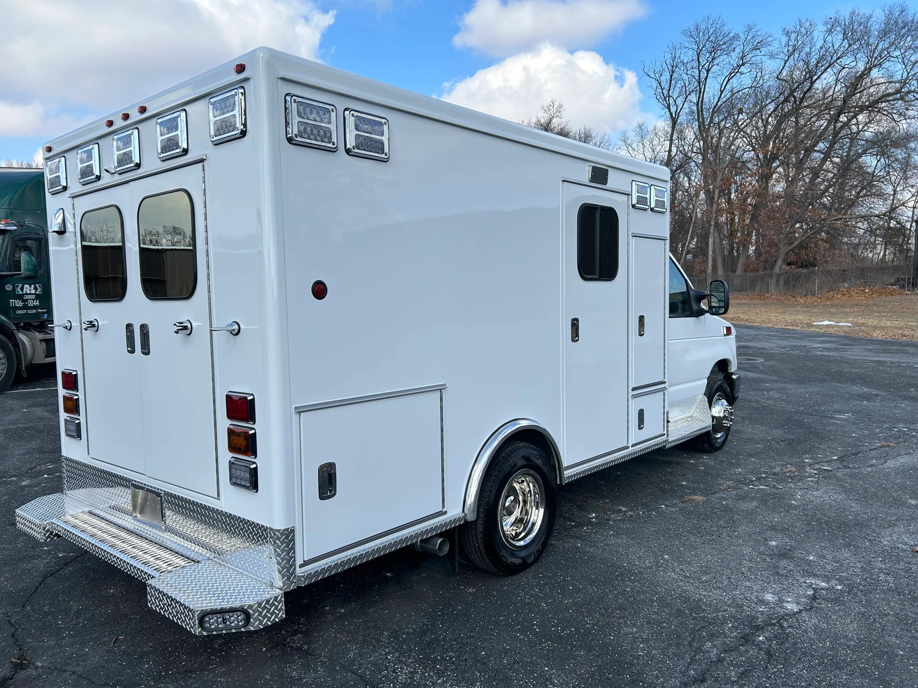 2024 FORD E-350 TYPE III Modular Remount Ambulance - image 6
