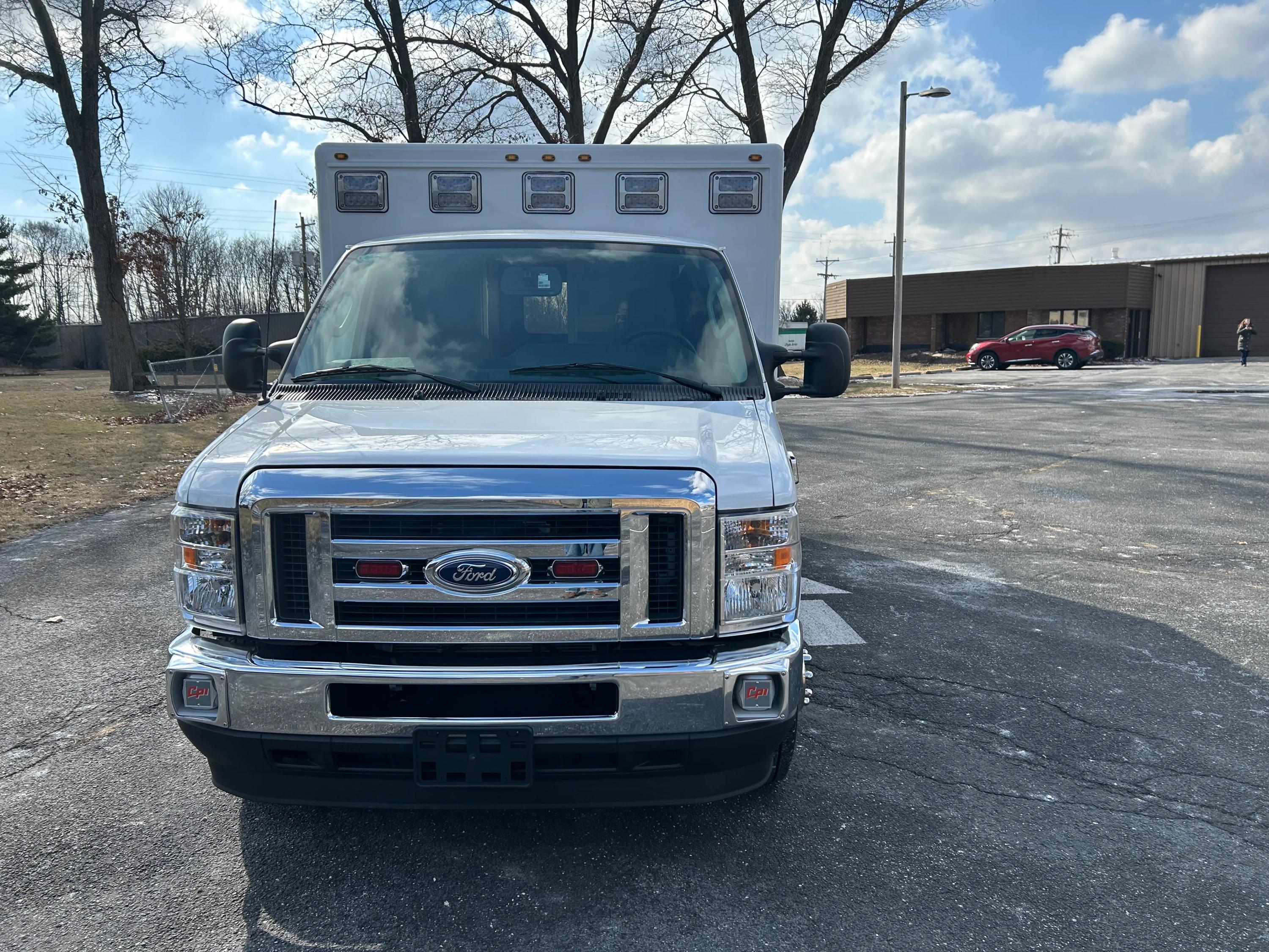 2024 FORD E-350 TYPE III Modular Remount Ambulance - image 2