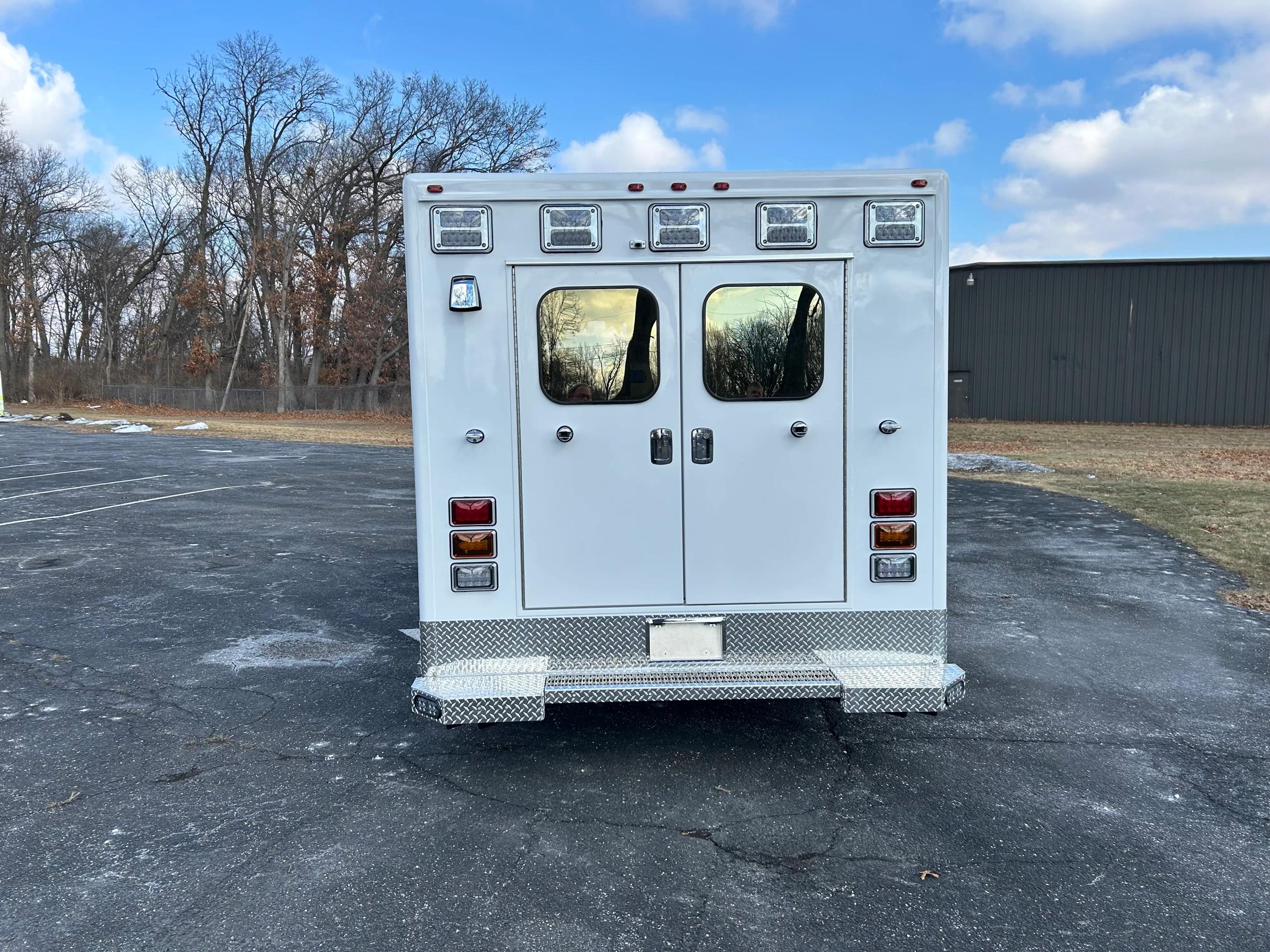 2024 FORD E-350 TYPE III Modular Remount Ambulance - image 8