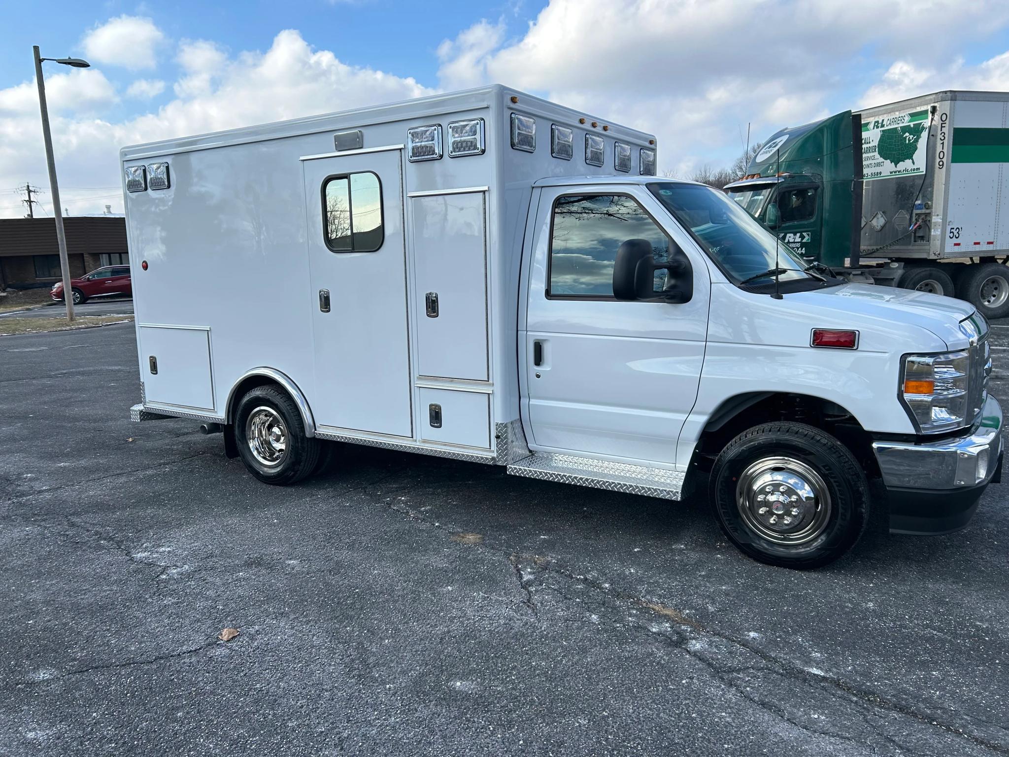 2024 FORD E-350 TYPE III Modular Remount Ambulance - image 3