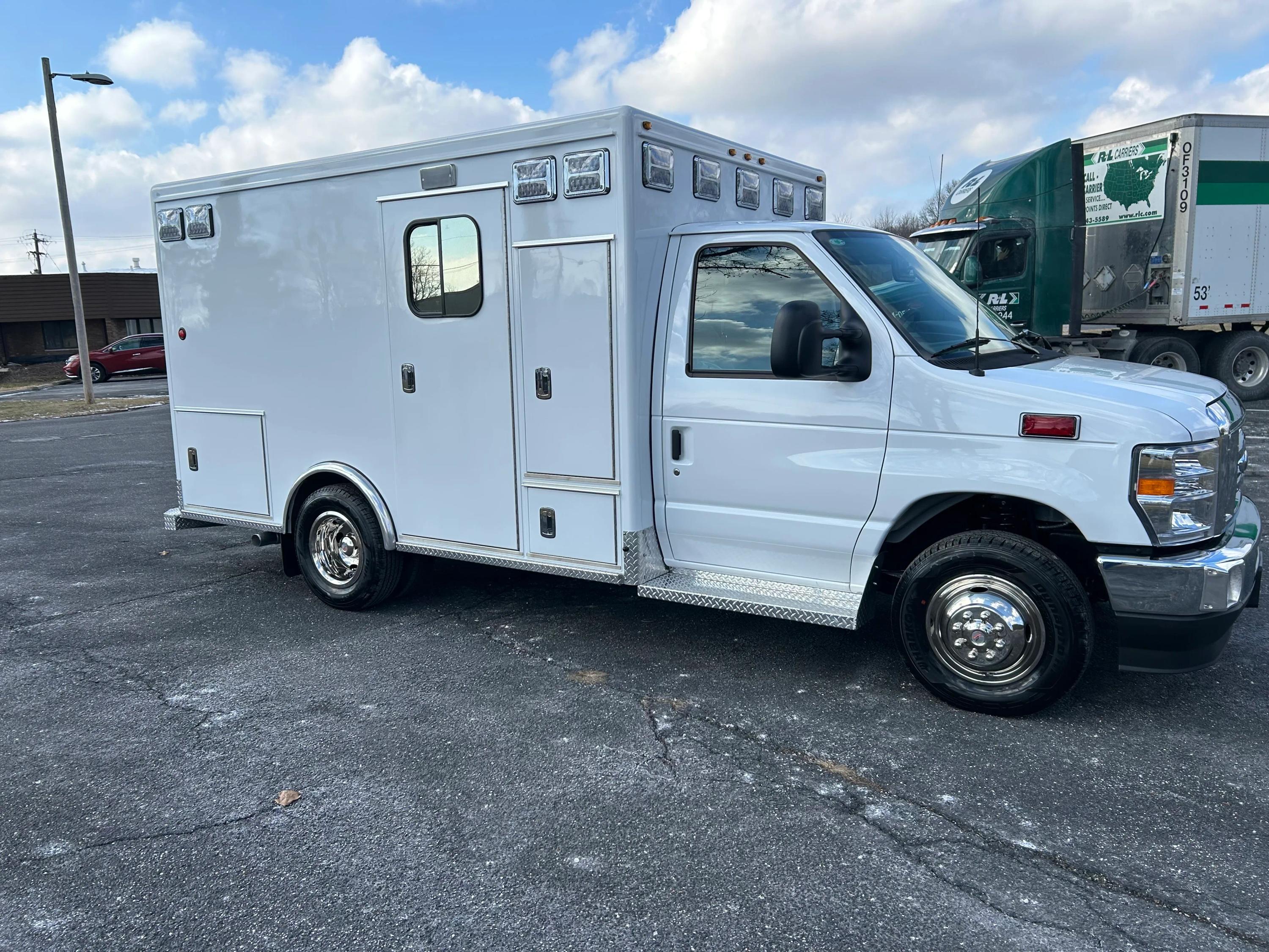 2024 FORD E-350 TYPE III Modular Remount Ambulance - image 3