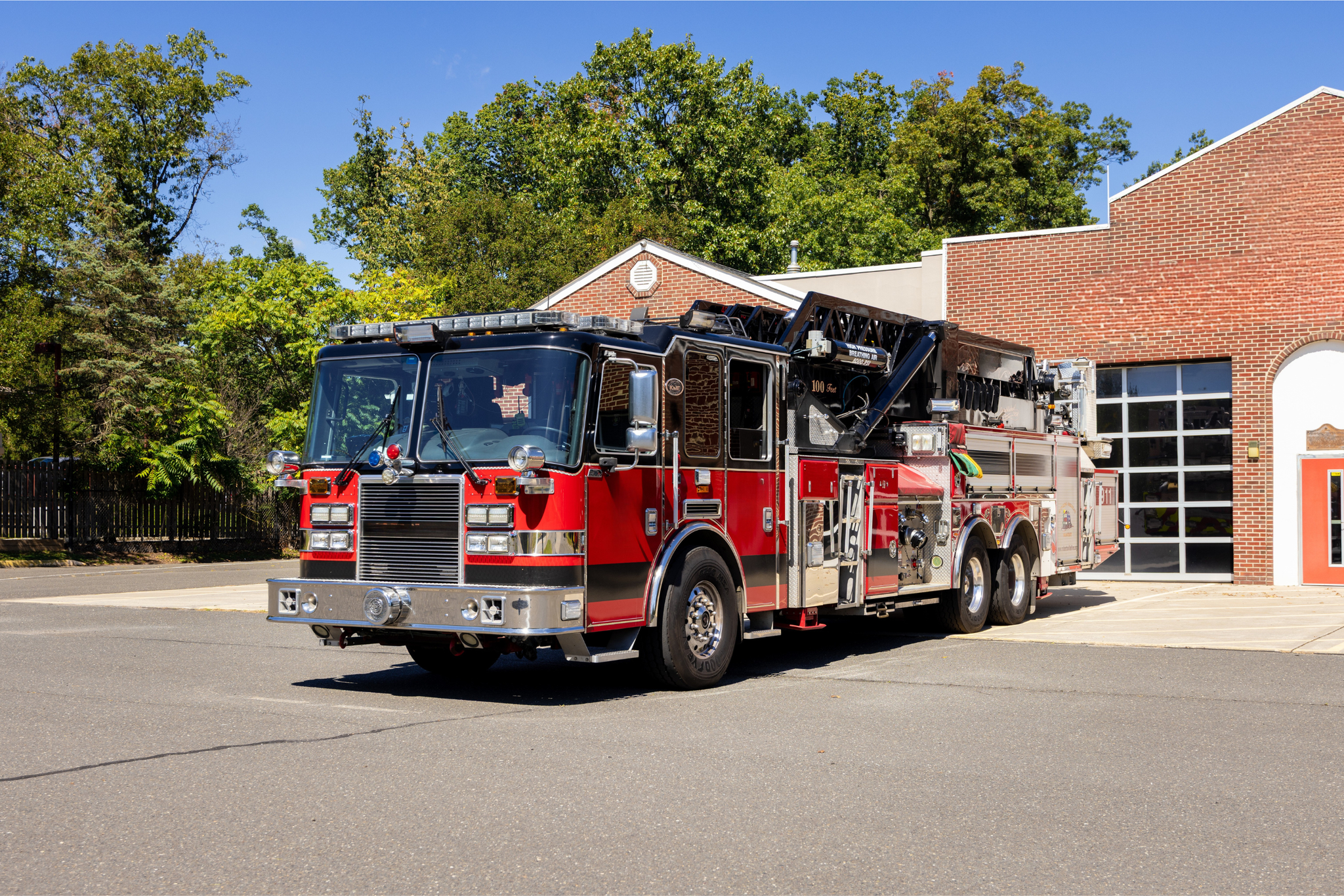 2009 KME Predator Mid-Mount 100' Quint 2000/300 - image 1