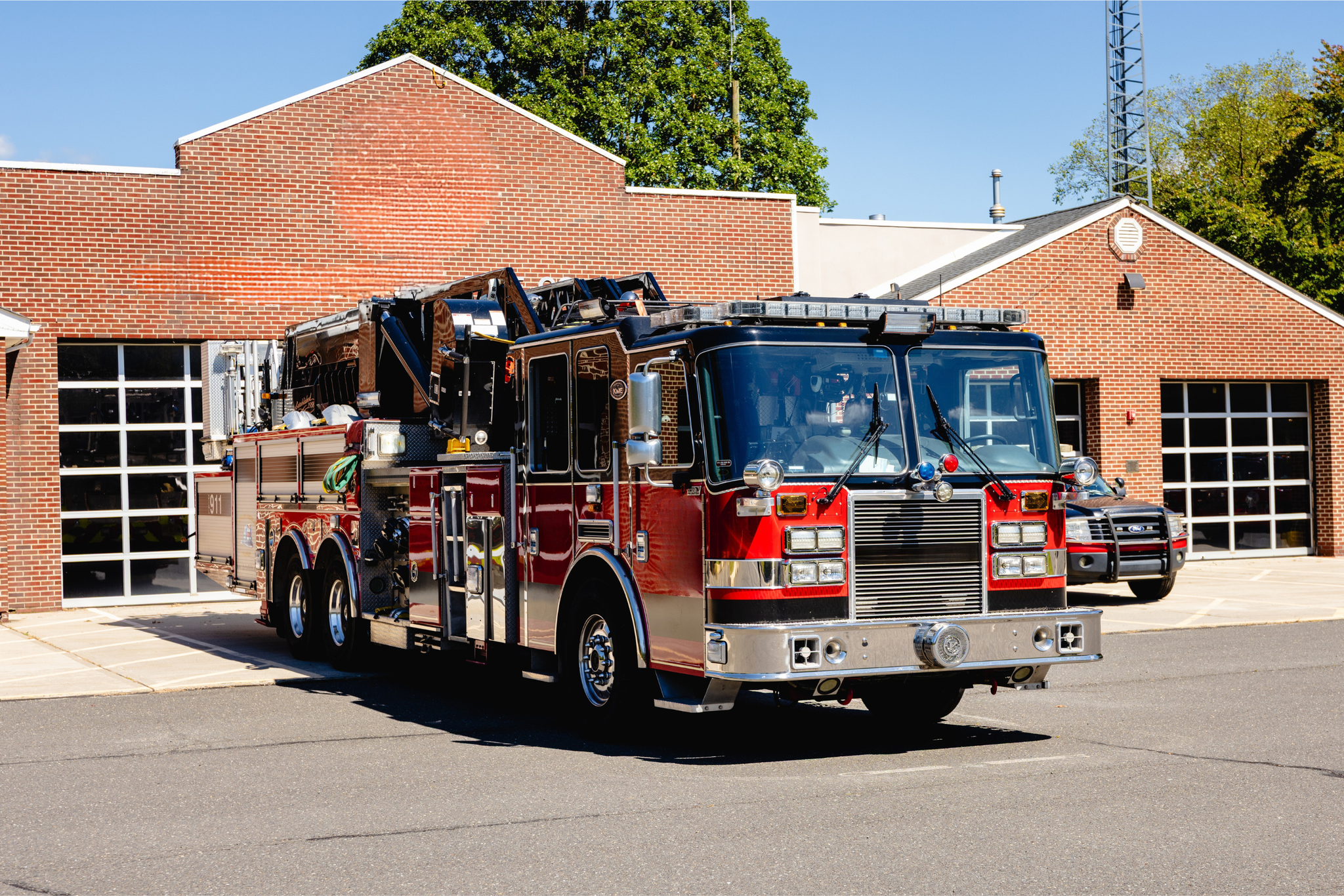 2009 KME Predator Mid-Mount 100' Quint 2000/300 - image 2