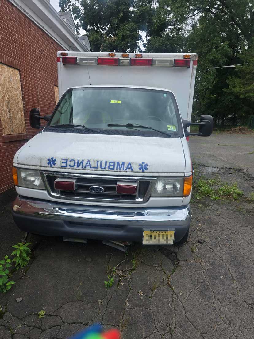2003 MedTec Ford Type III Ambulance — photo 4