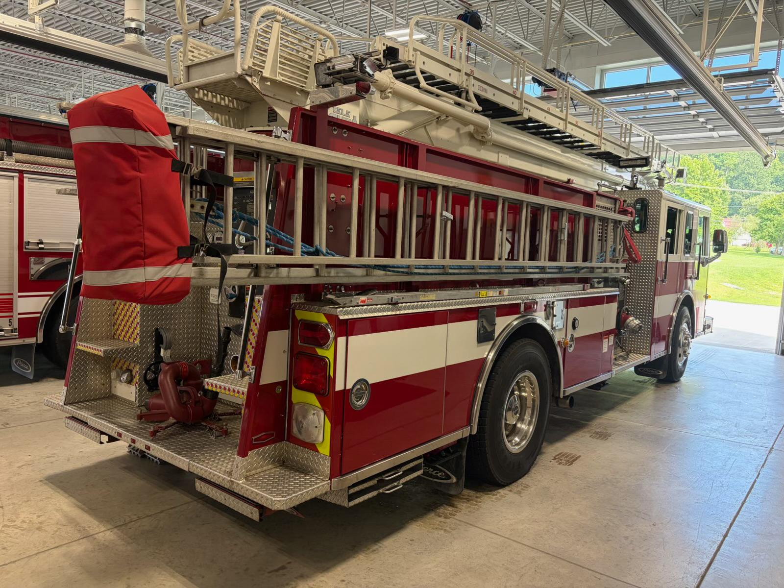 1997 Pierce Saber 65' Telesquirt - image 5