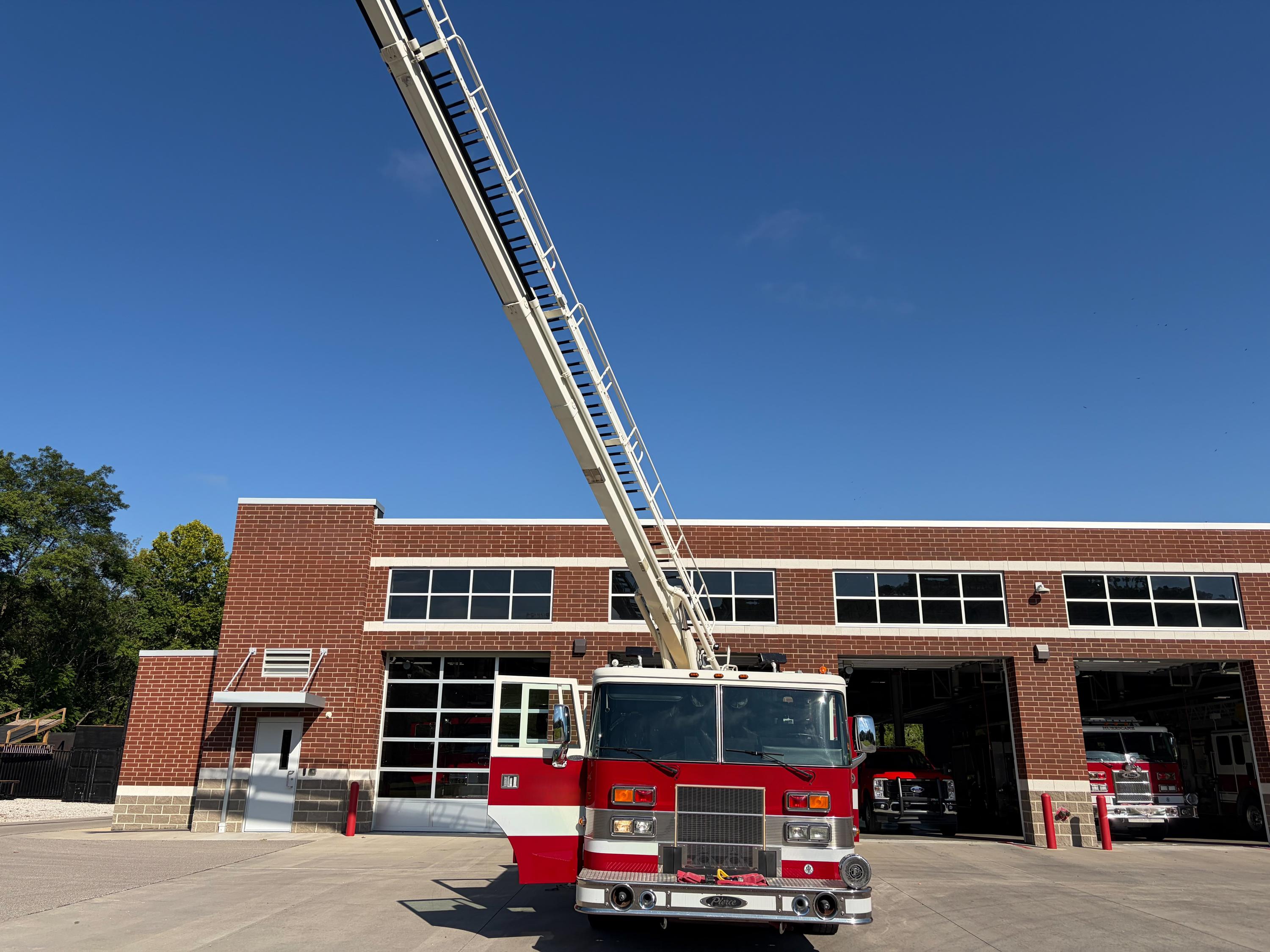 1997 Pierce Saber 65' Telesquirt - image 16