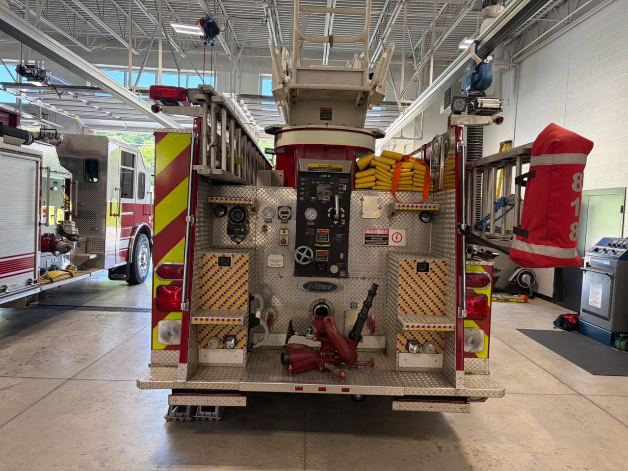 1997 Pierce Saber 65' Telesquirt - image 6