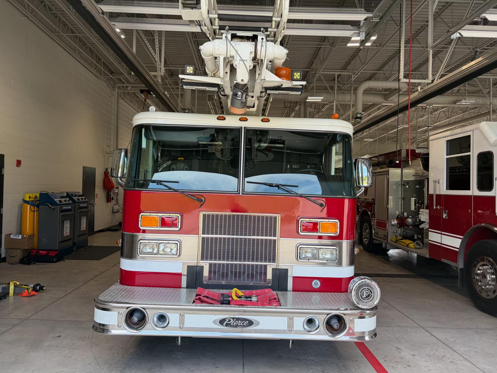 1997 Pierce Saber 65' Telesquirt - image 2