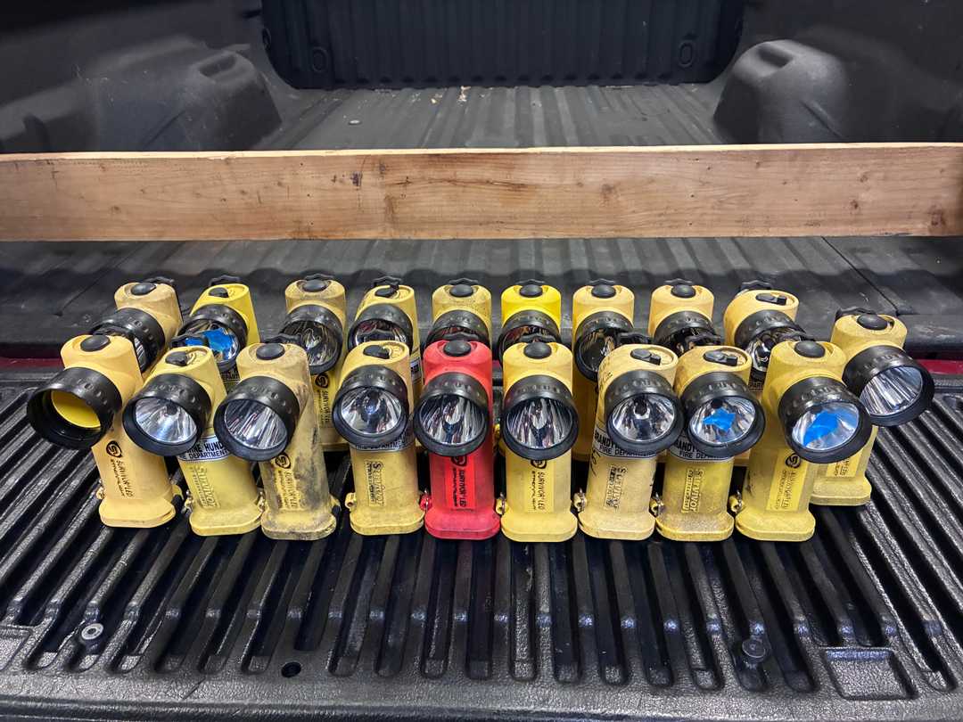 Lot of 19 Streamlight Survivor Flashlights-DO NOT work/Parts only