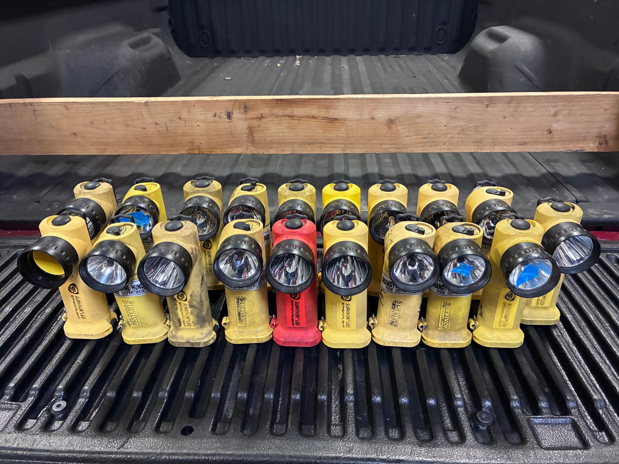 Lot of 19 Streamlight Survivor Flashlights-DO NOT work/Parts only - image 1