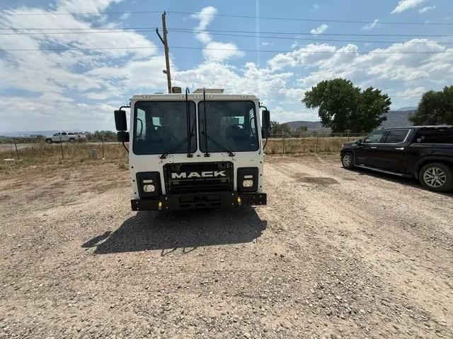 2016 Mack DaDee Automated Side Loader - image 3
