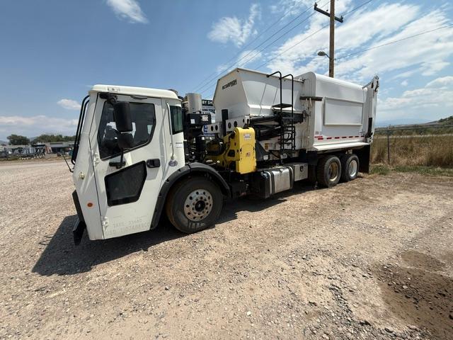 2016 Mack DaDee Automated Side Loader - image 2