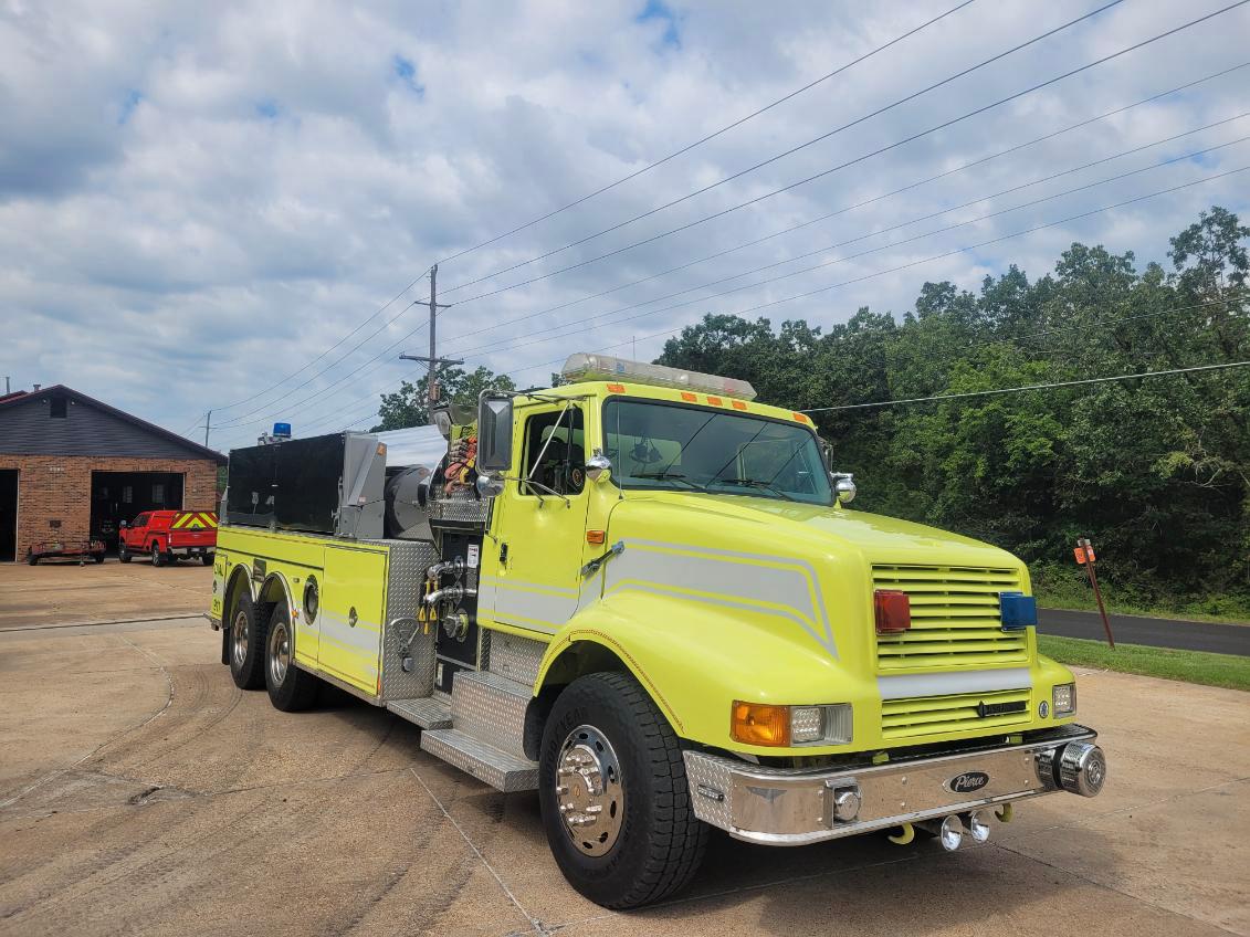 2000 Pierce International 4x4 Tanker - image 2