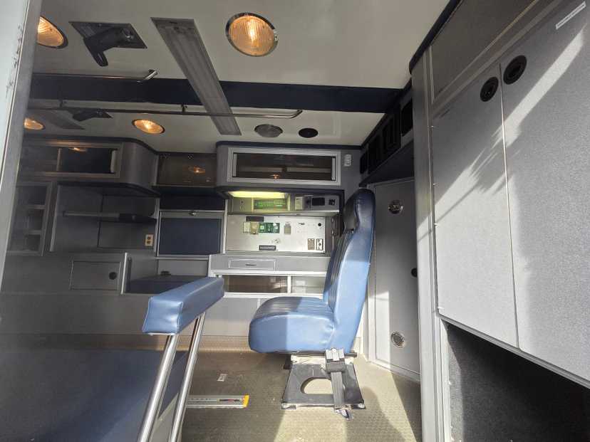 2004 MedTec Ford Type III Ambulance — photo 6
