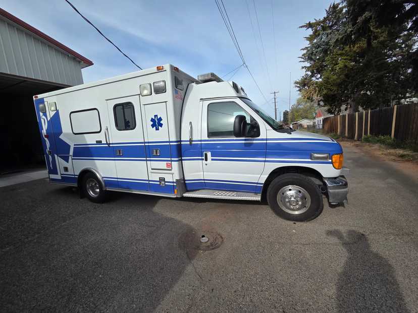 2004 MedTec Ford Type III Ambulance — photo 2