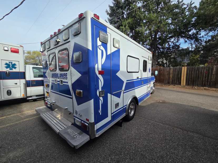 2004 MedTec Ford Type III Ambulance — photo 4