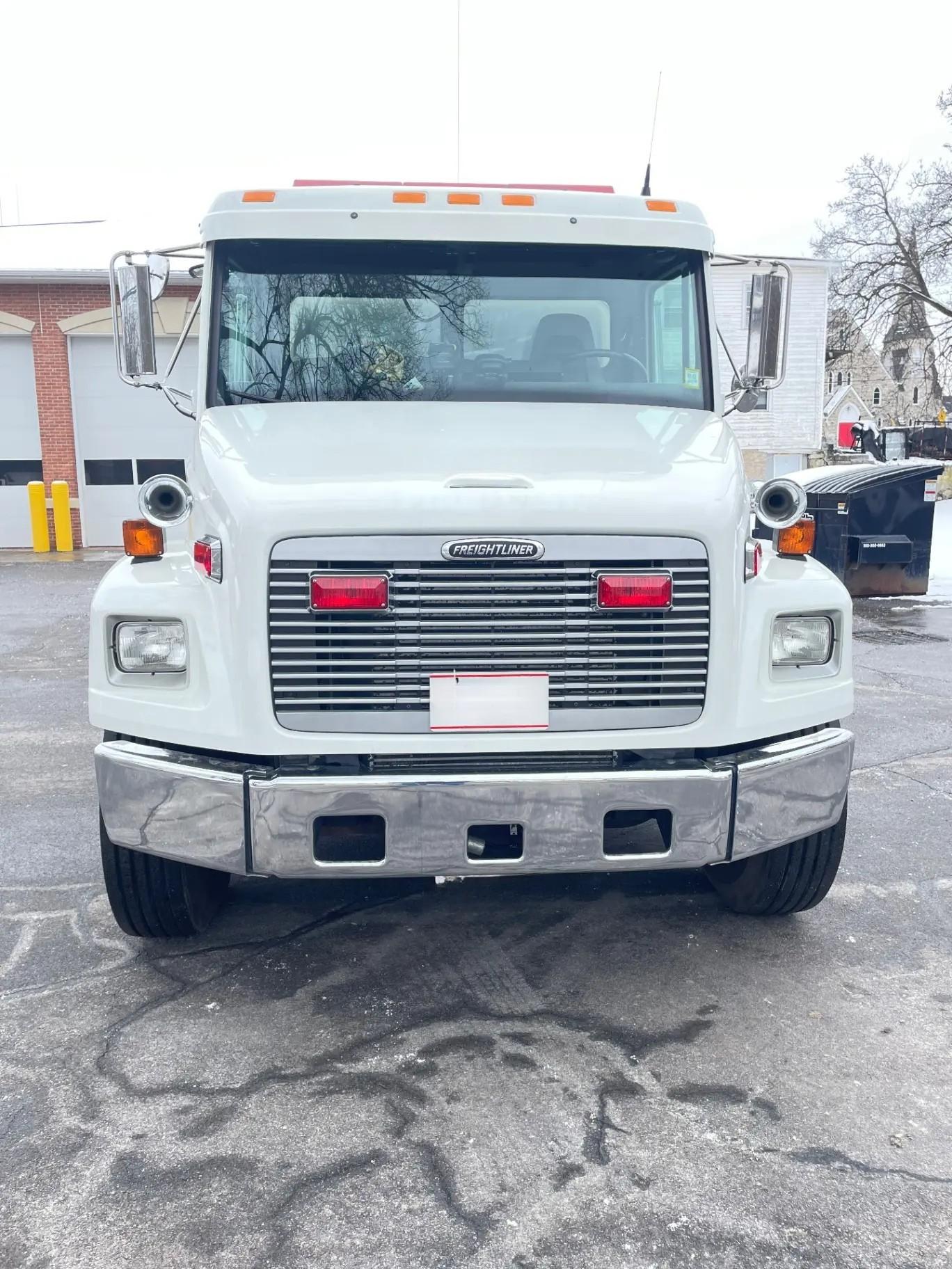 2001 S&S Freightliner Tanker - image 2