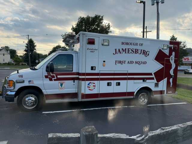 2003 Ford F-450 Type III Ambulance — photo 2