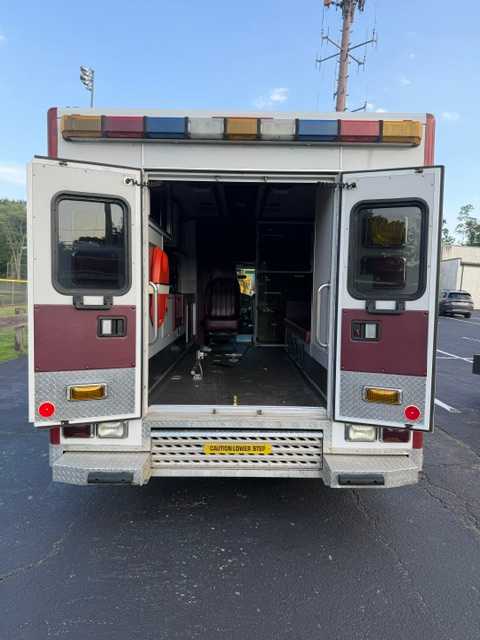 2003 Ford F-450 Type III Ambulance — photo 6