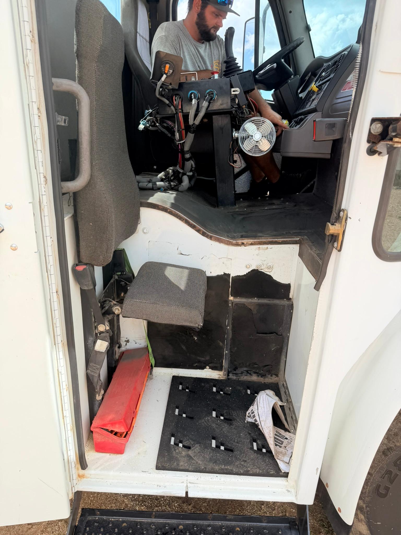 2016 Freightliner Heil Automated Side Loader - image 4