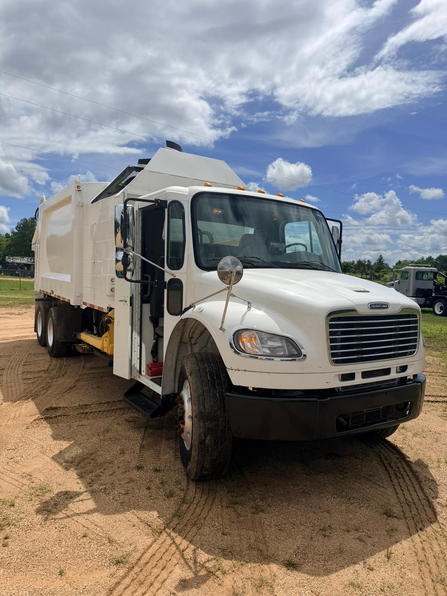 2016 Freightliner Heil Automated Side Loader - image 3