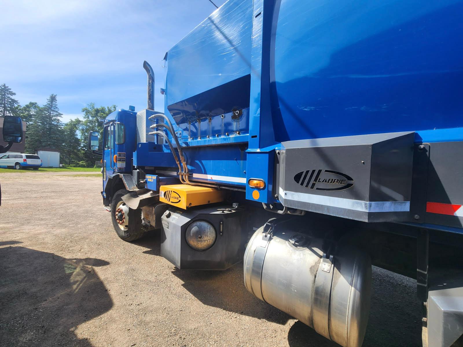 2015 Peterbilt Labrie Automated Side Loader - image 3