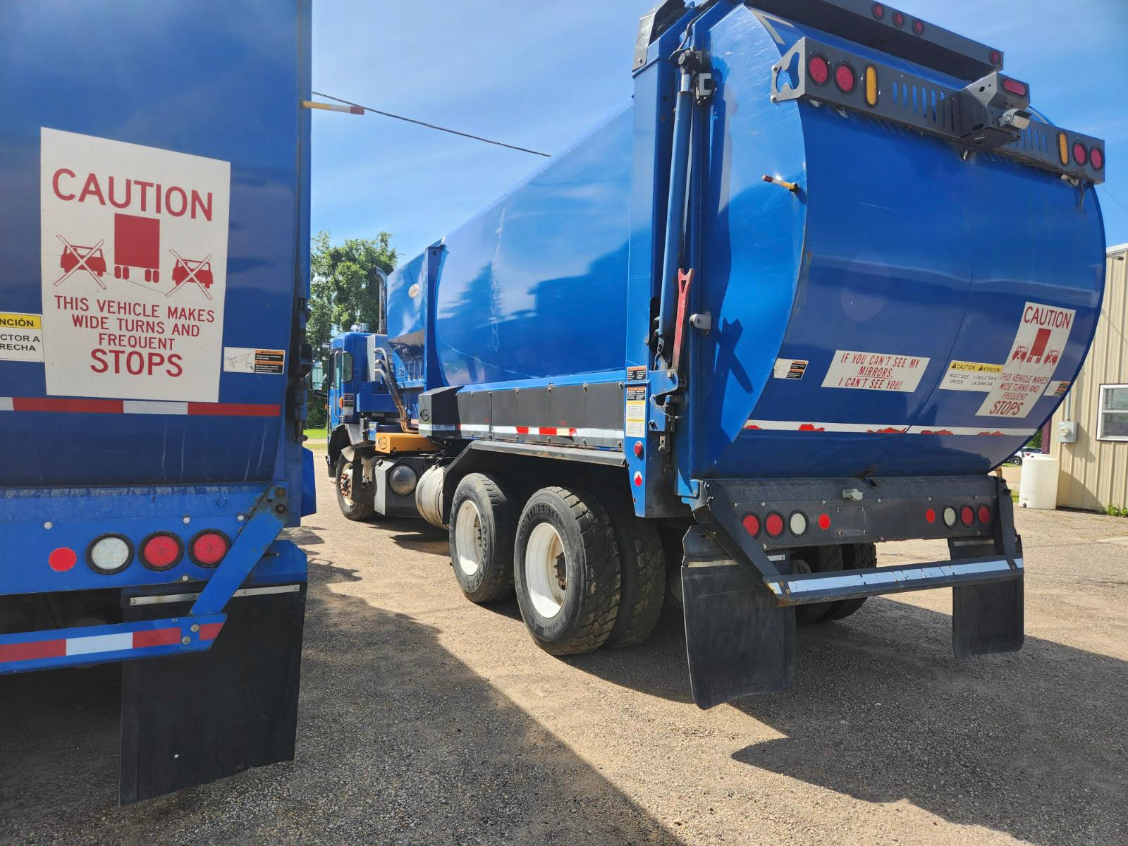 2015 Peterbilt Labrie Automated Side Loader - image 2