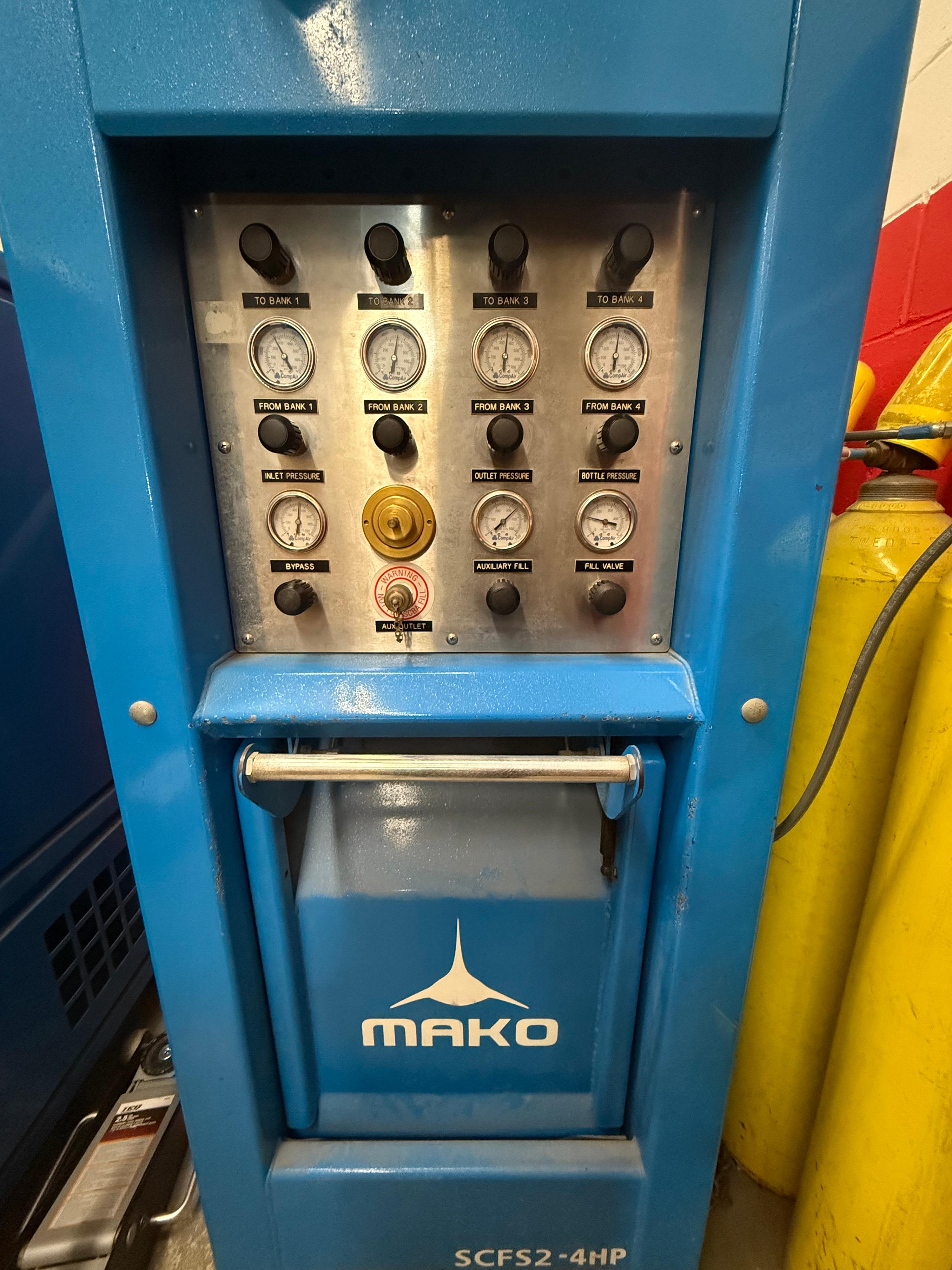 Mako Breathing Air Compressor, Fill Station and (5) 6000 psi cascade cylinders. - image 2