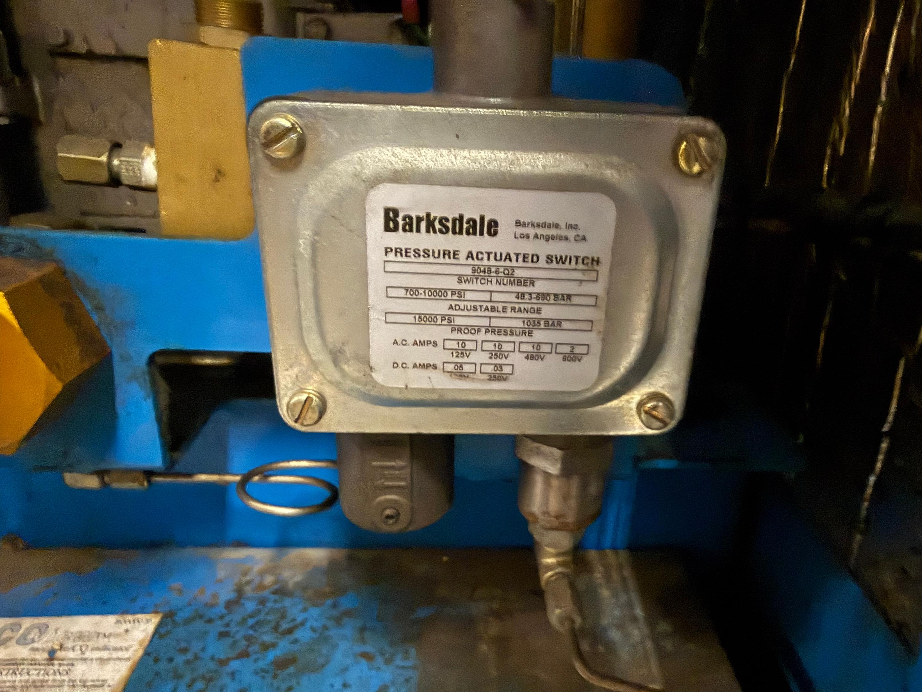 Mako Breathing Air Compressor, Fill Station and (5) 6000 psi cascade cylinders. - image 6