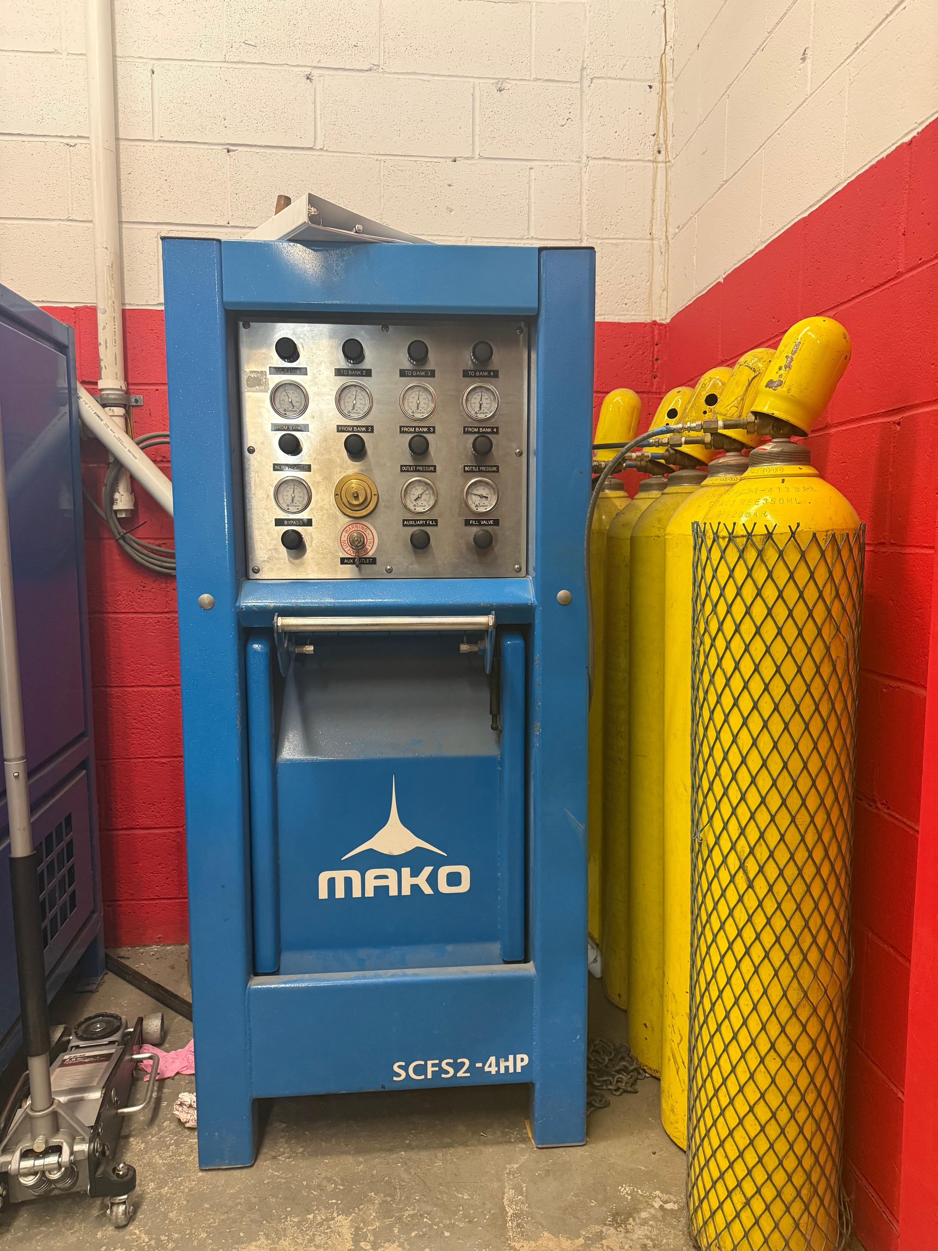 Mako Breathing Air Compressor, Fill Station and (5) 6000 psi cascade cylinders. - image 1