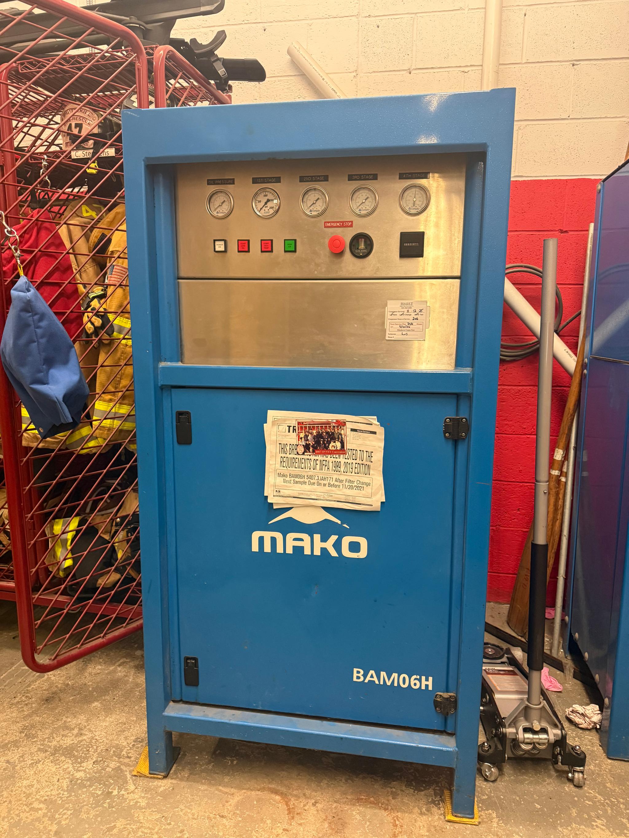 Mako Breathing Air Compressor, Fill Station and (5) 6000 psi cascade cylinders. - image 3