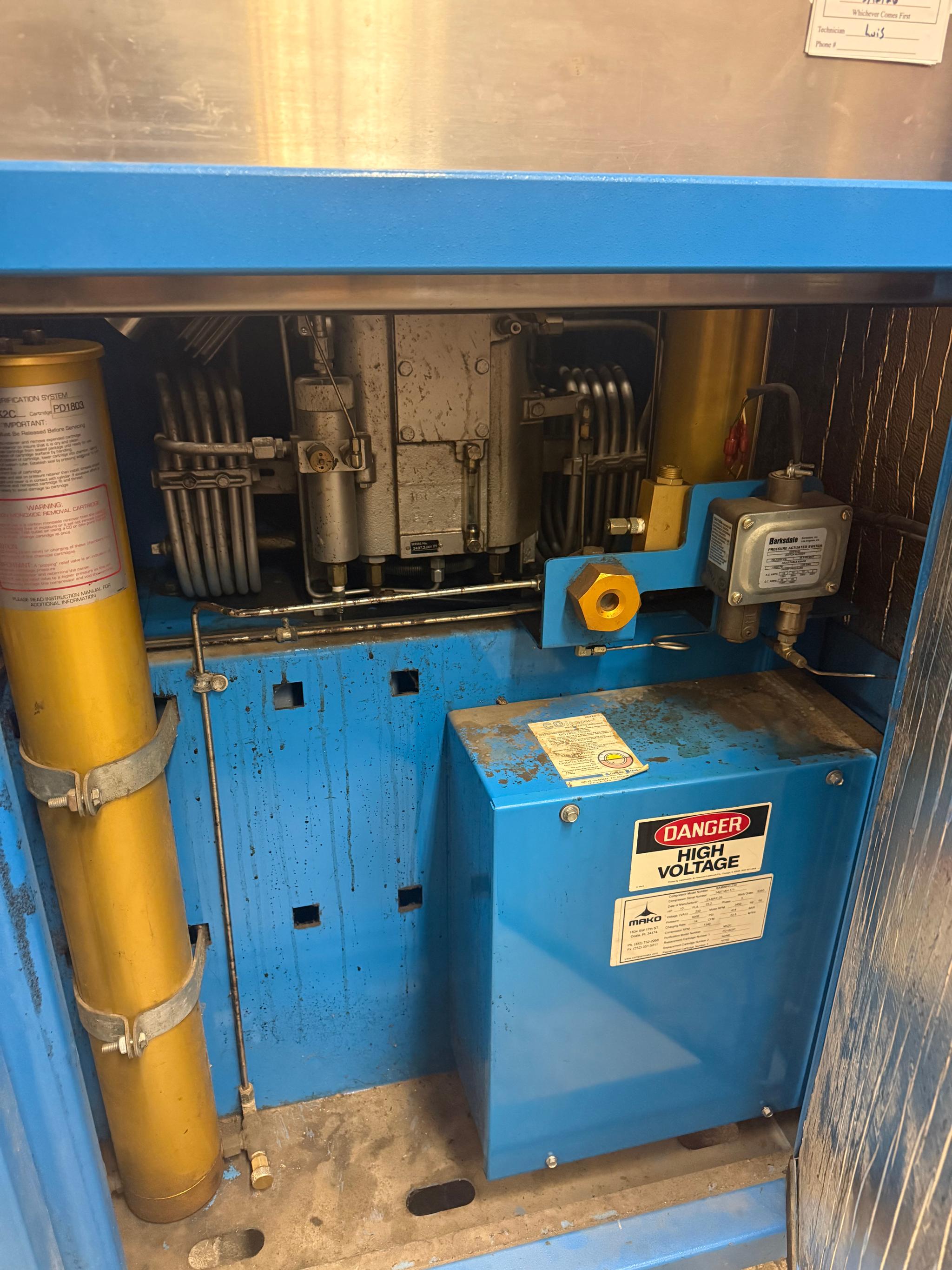 Mako Breathing Air Compressor, Fill Station and (5) 6000 psi cascade cylinders. - image 5