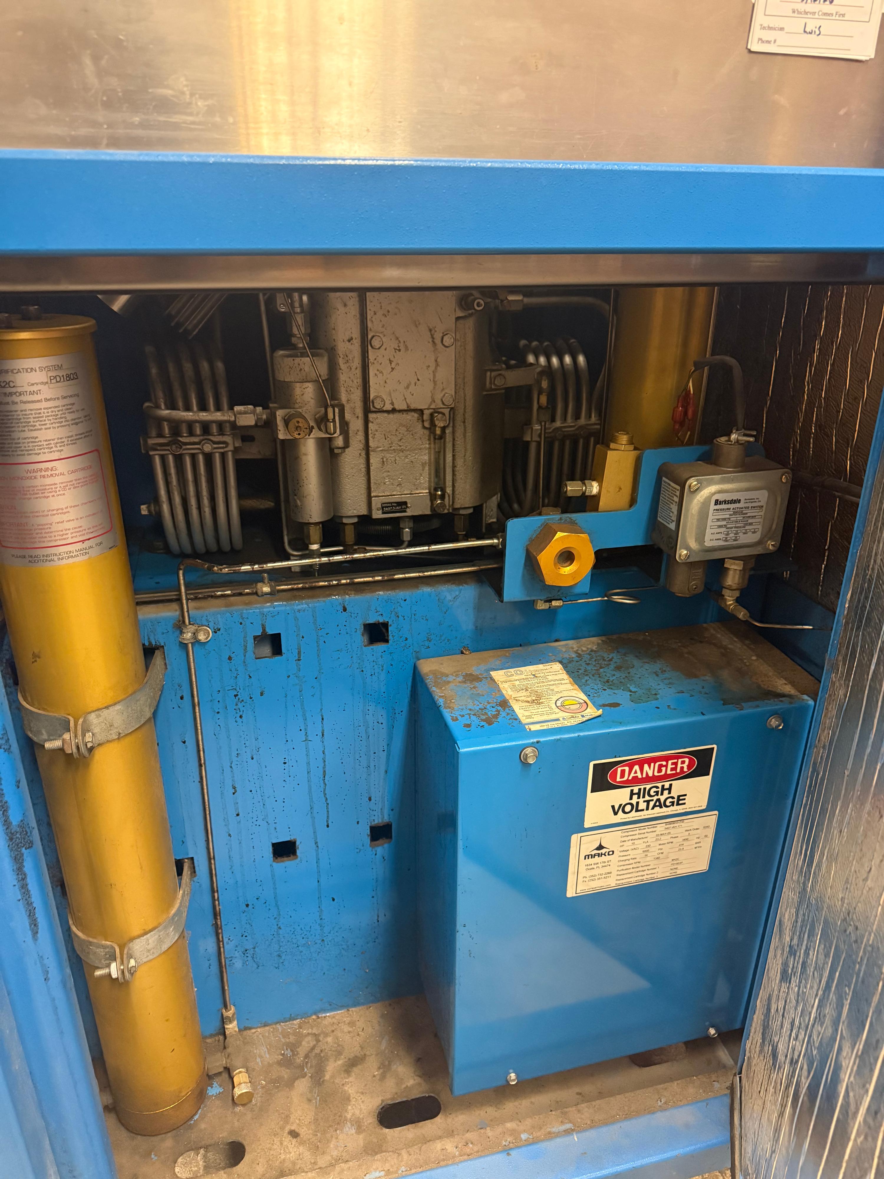 Mako Breathing Air Compressor, Fill Station and (5) 6000 psi cascade cylinders. - image 5