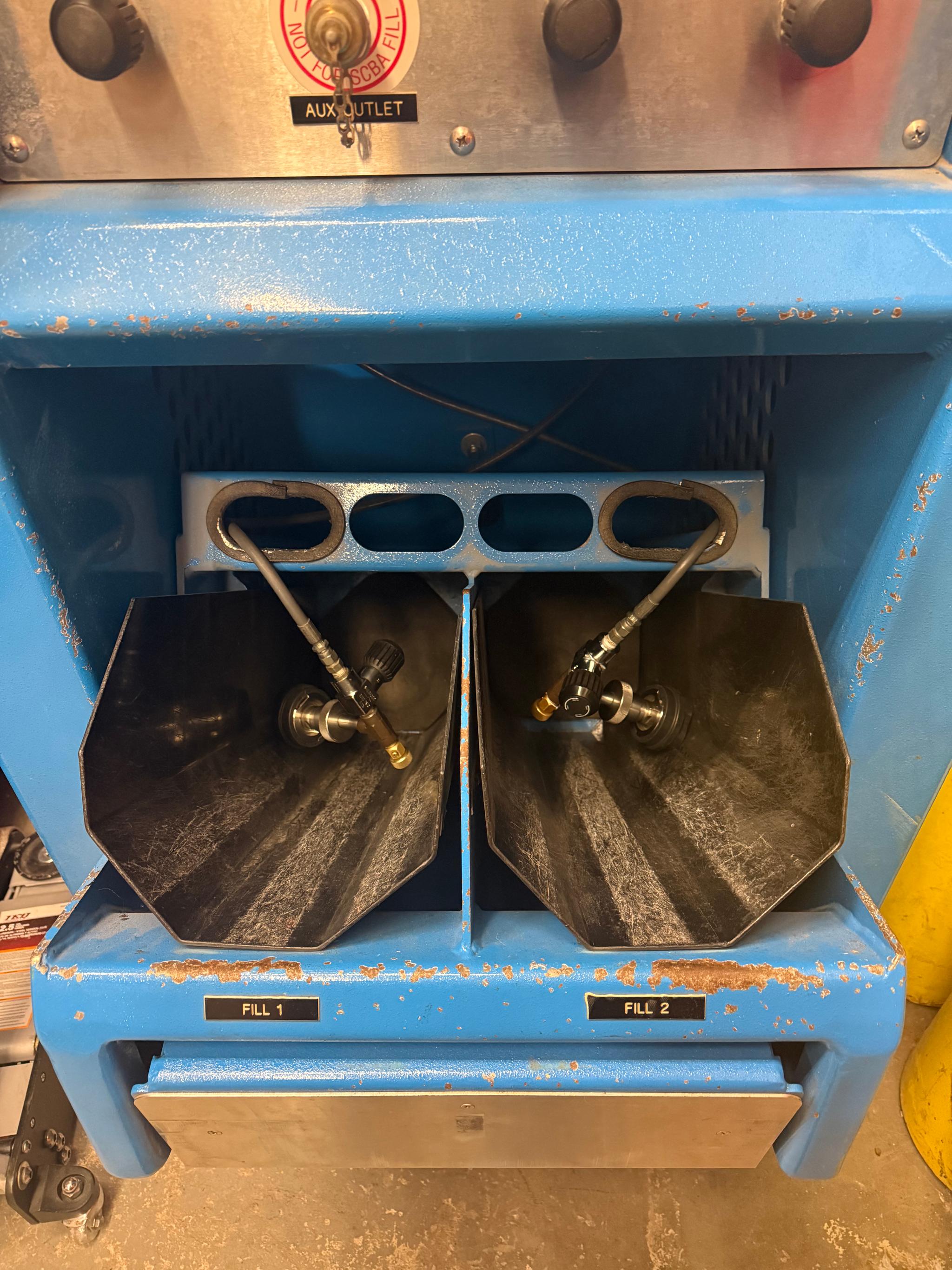 Mako Breathing Air Compressor, Fill Station and (5) 6000 psi cascade cylinders. - image 4